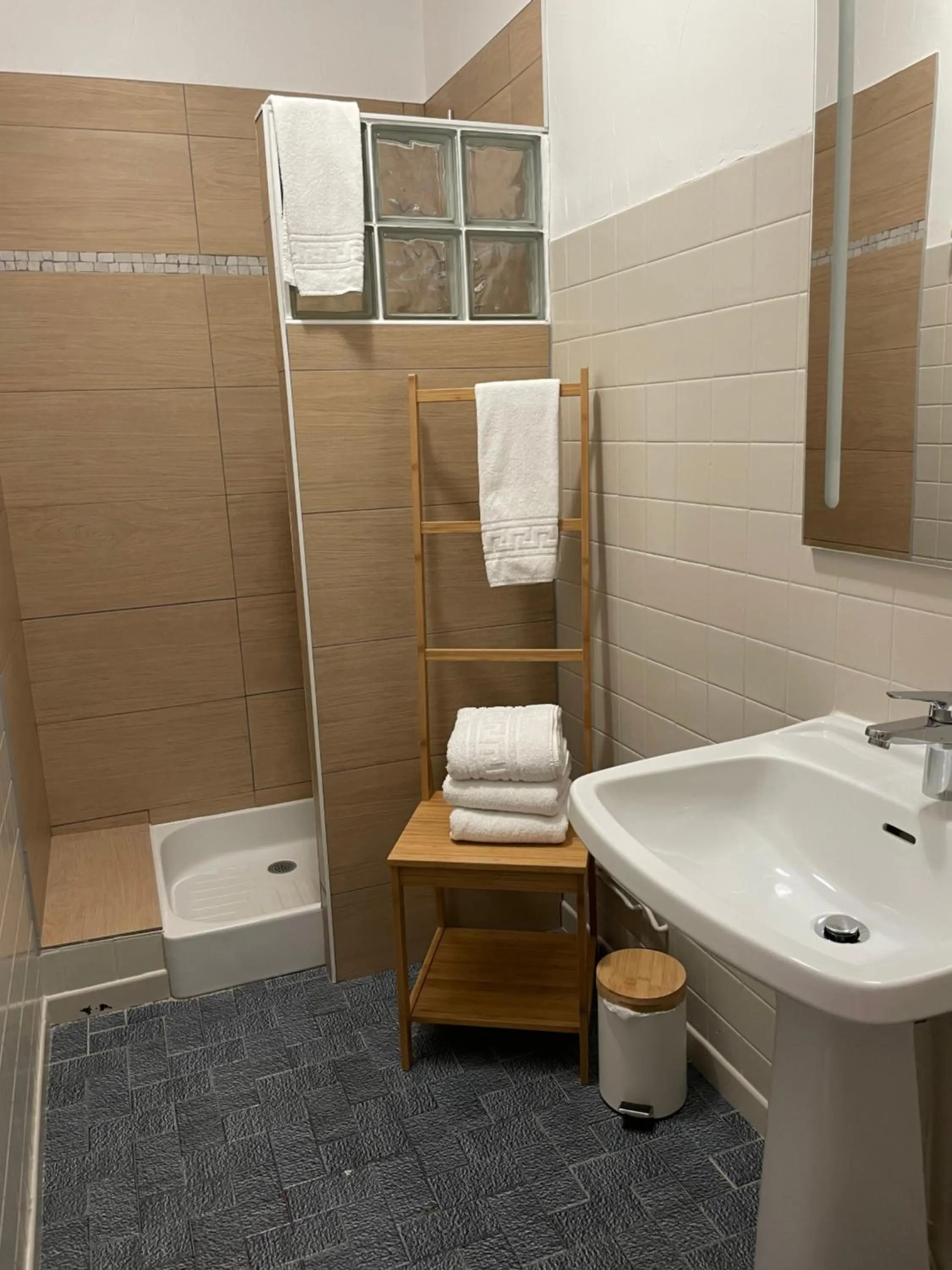 Bathroom in Logis Hôtel Le Clement V