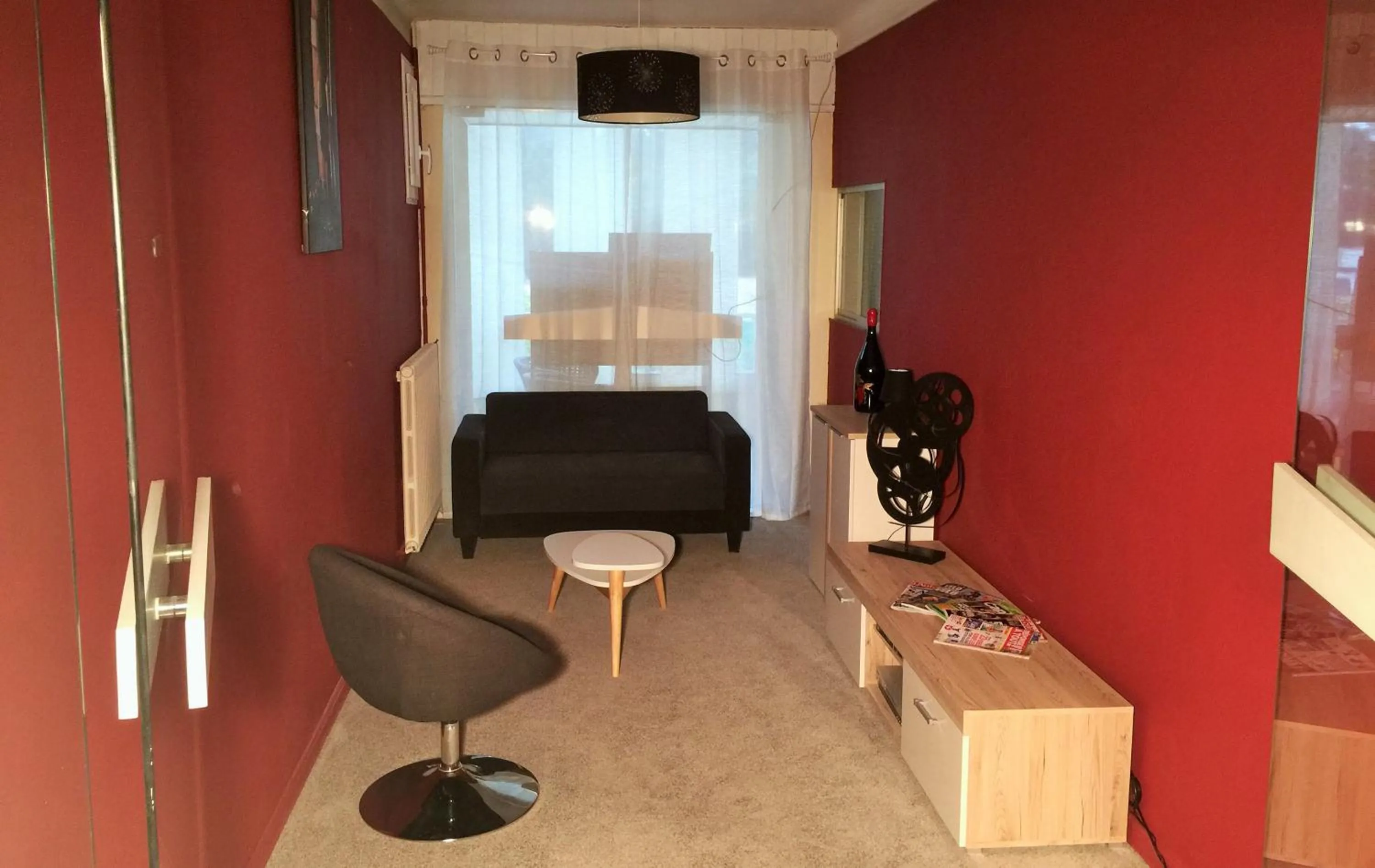 Communal lounge/ TV room in Logis Hôtel Le Clement V