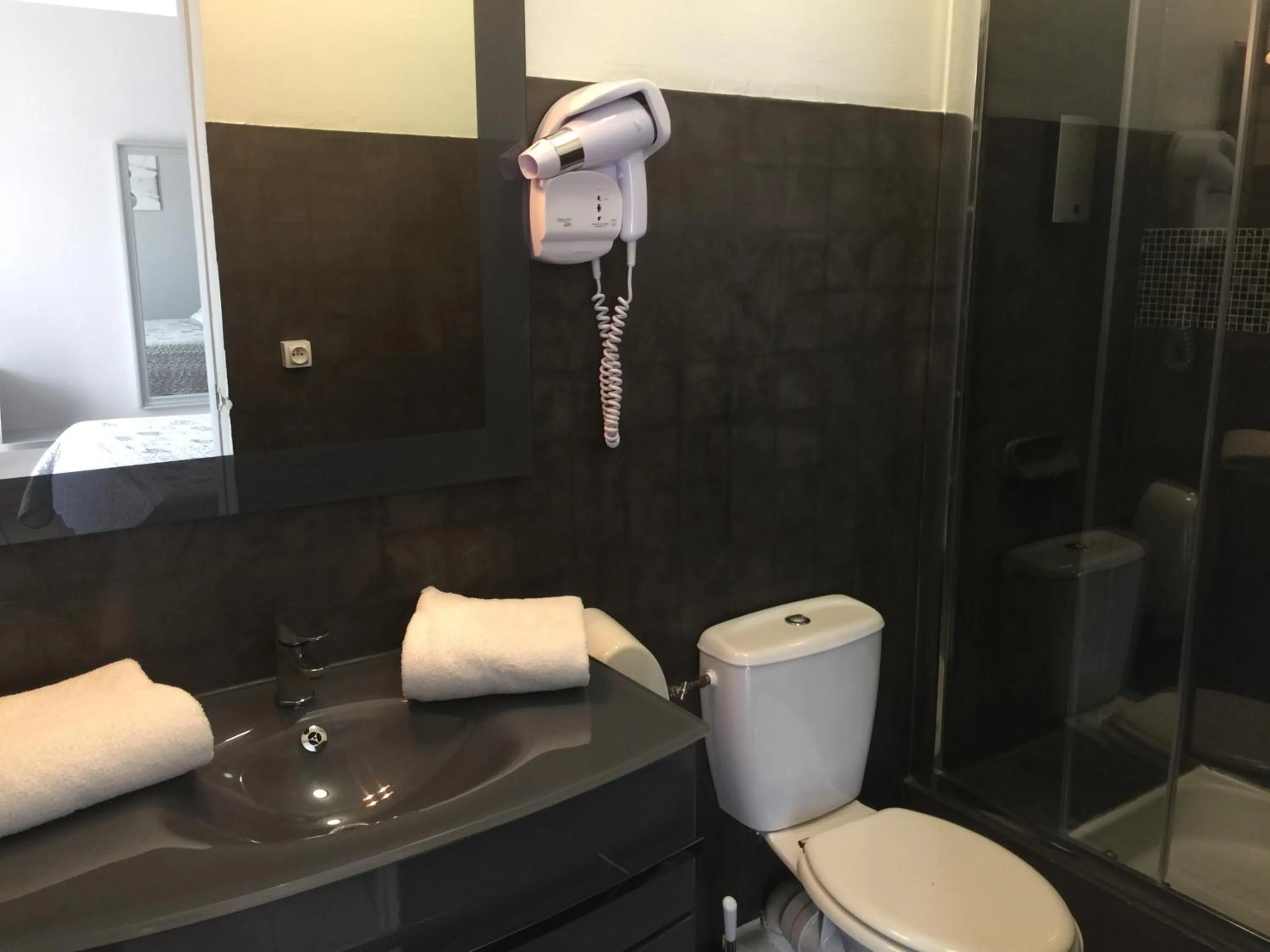 Staff in Logis Hôtel Le Clement V