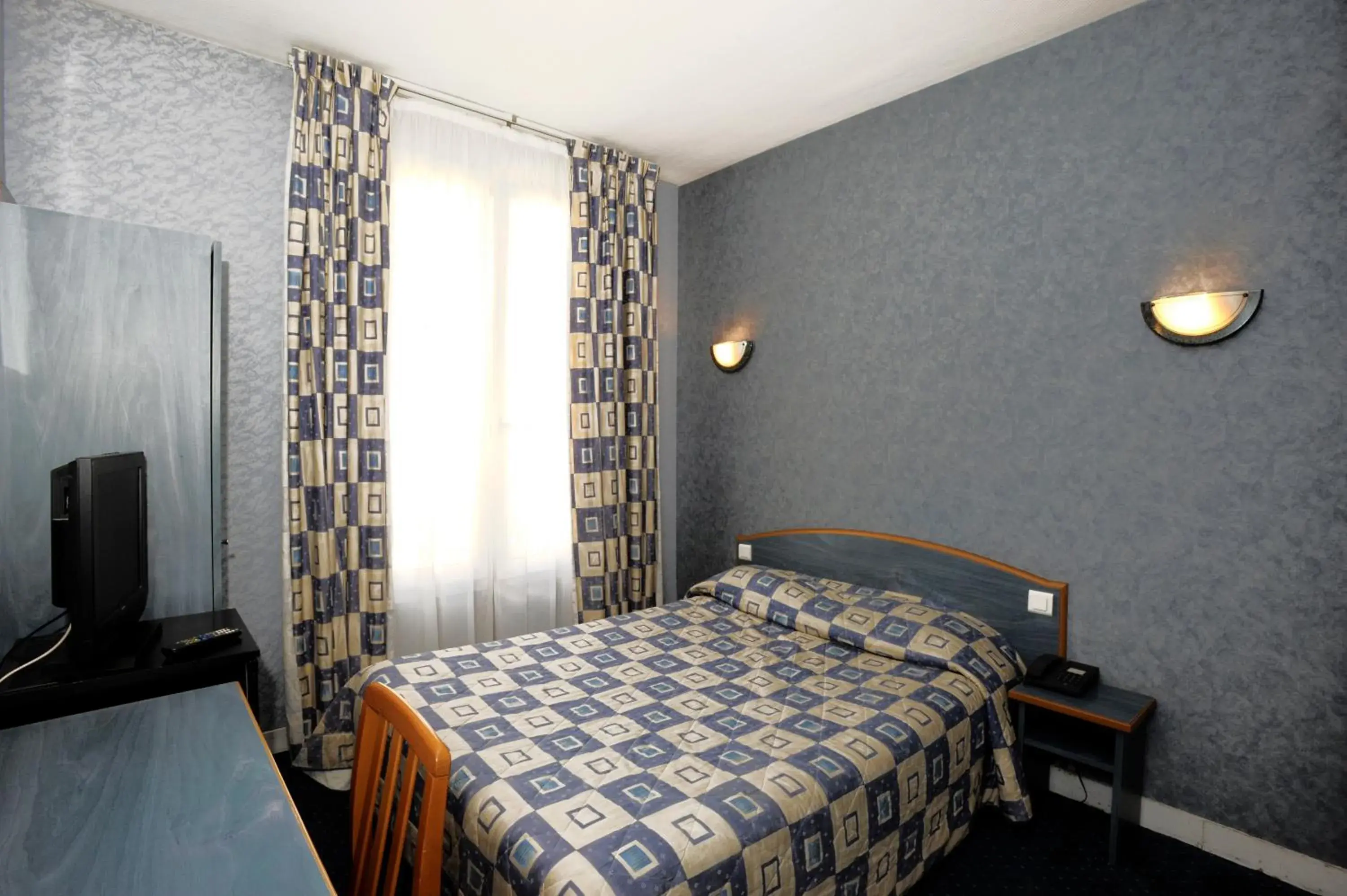 Bed in Auriane Porte De Versailles Bed in Auriane Porte De Versailles