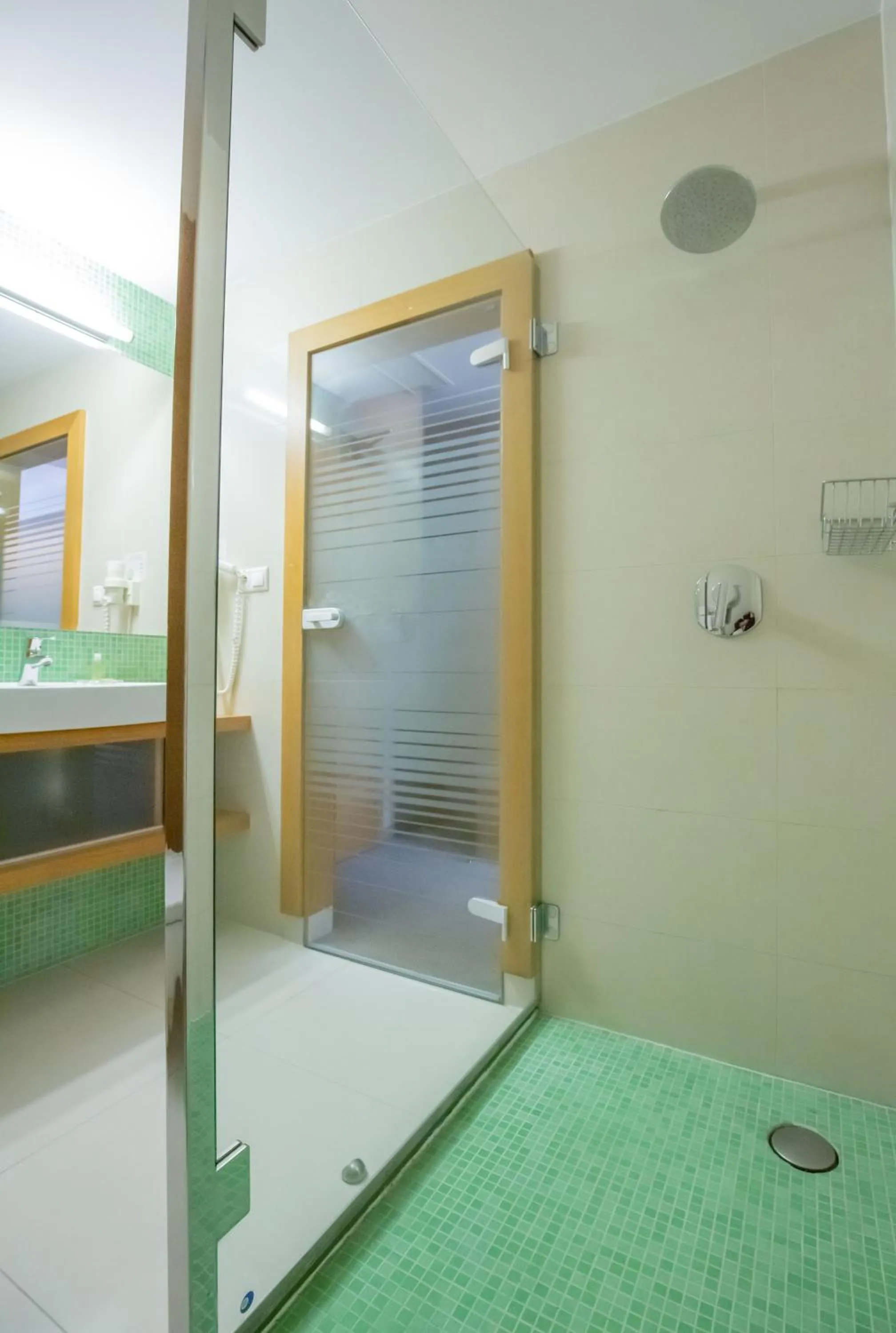 Shower, Bed in IMPIQ Hotel