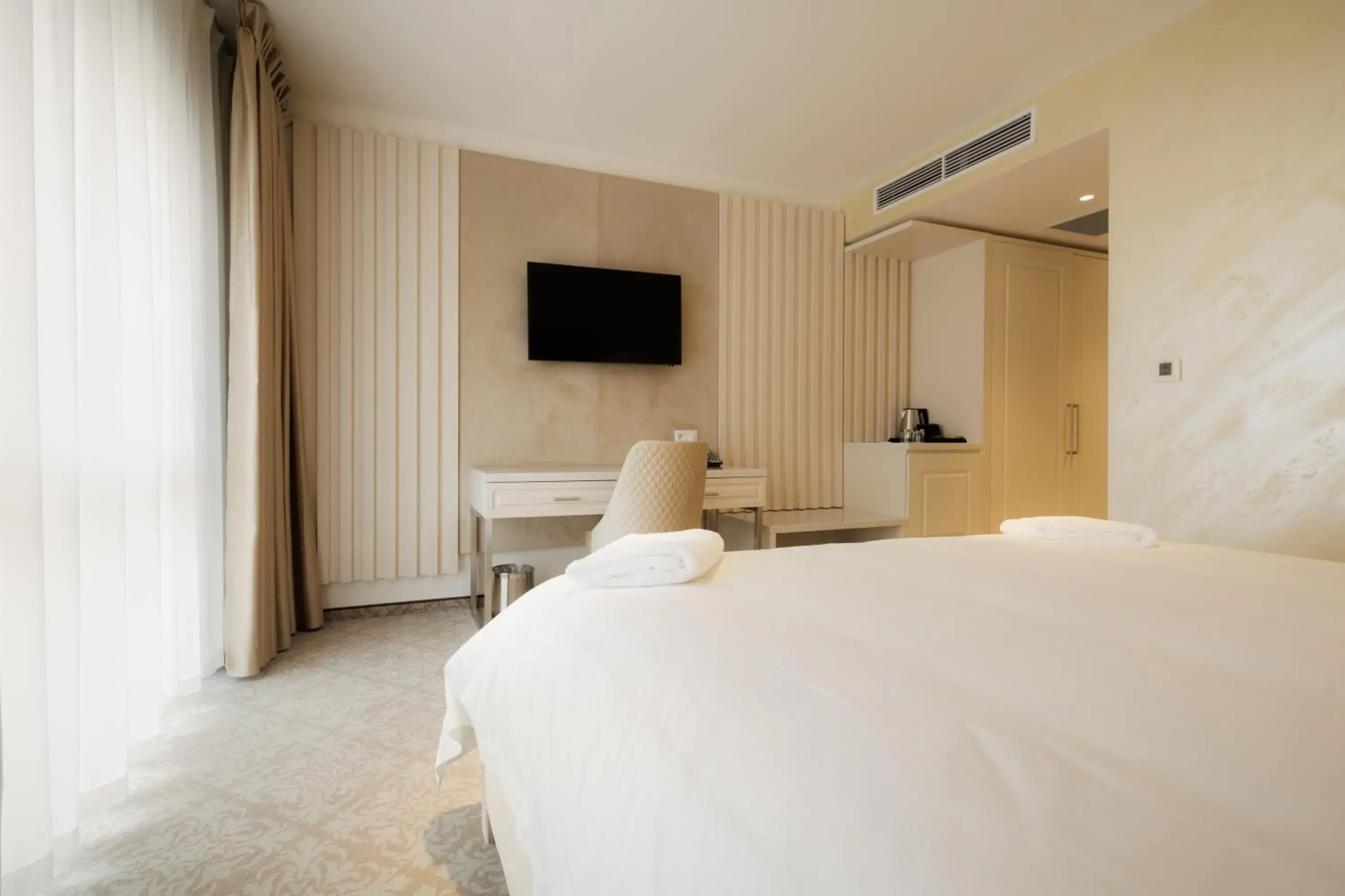 Photo of the whole room, Bed in Hotel Arcade Photo of the whole room, Bed in Hotel Arcade