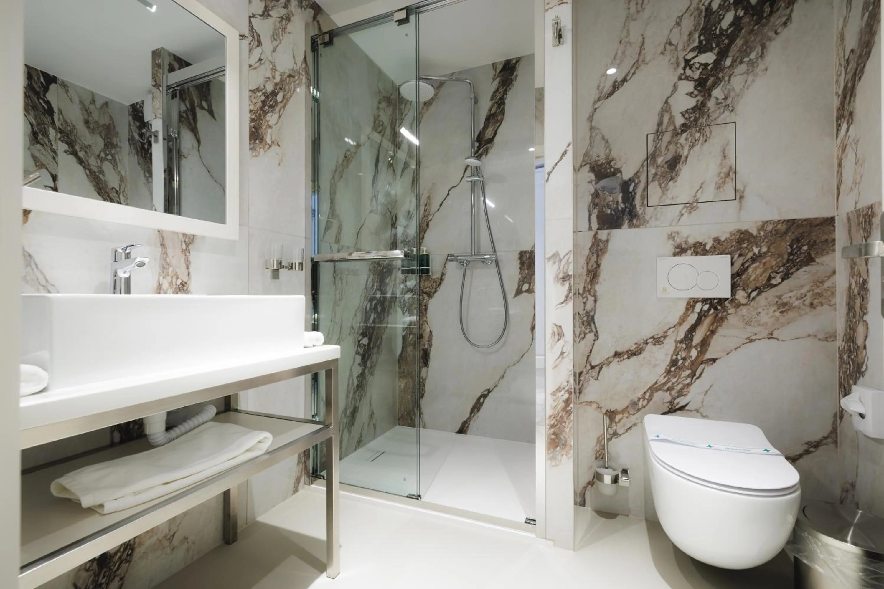 Shower in Hotel Arcade