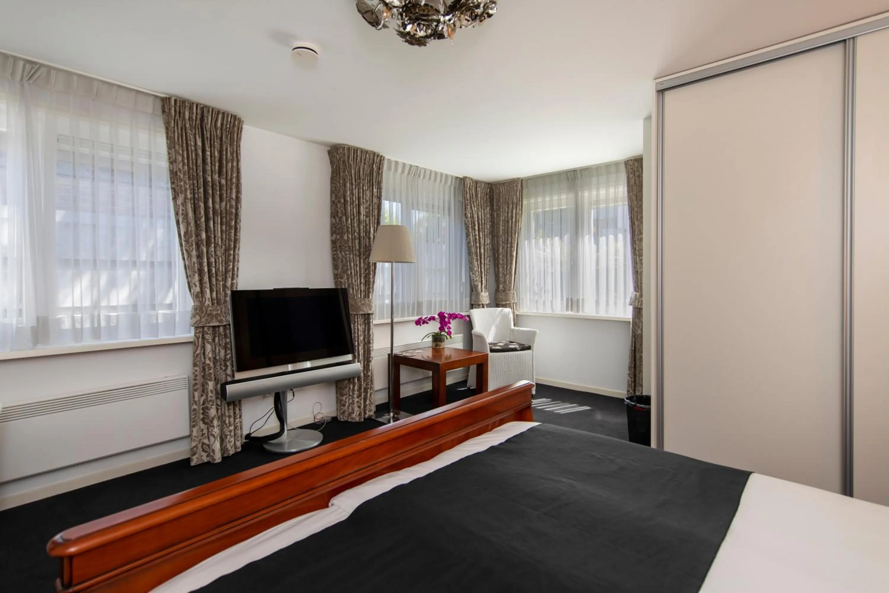 Photo of the whole room, Bed in Hotel La Rosa Amsterdam Beach