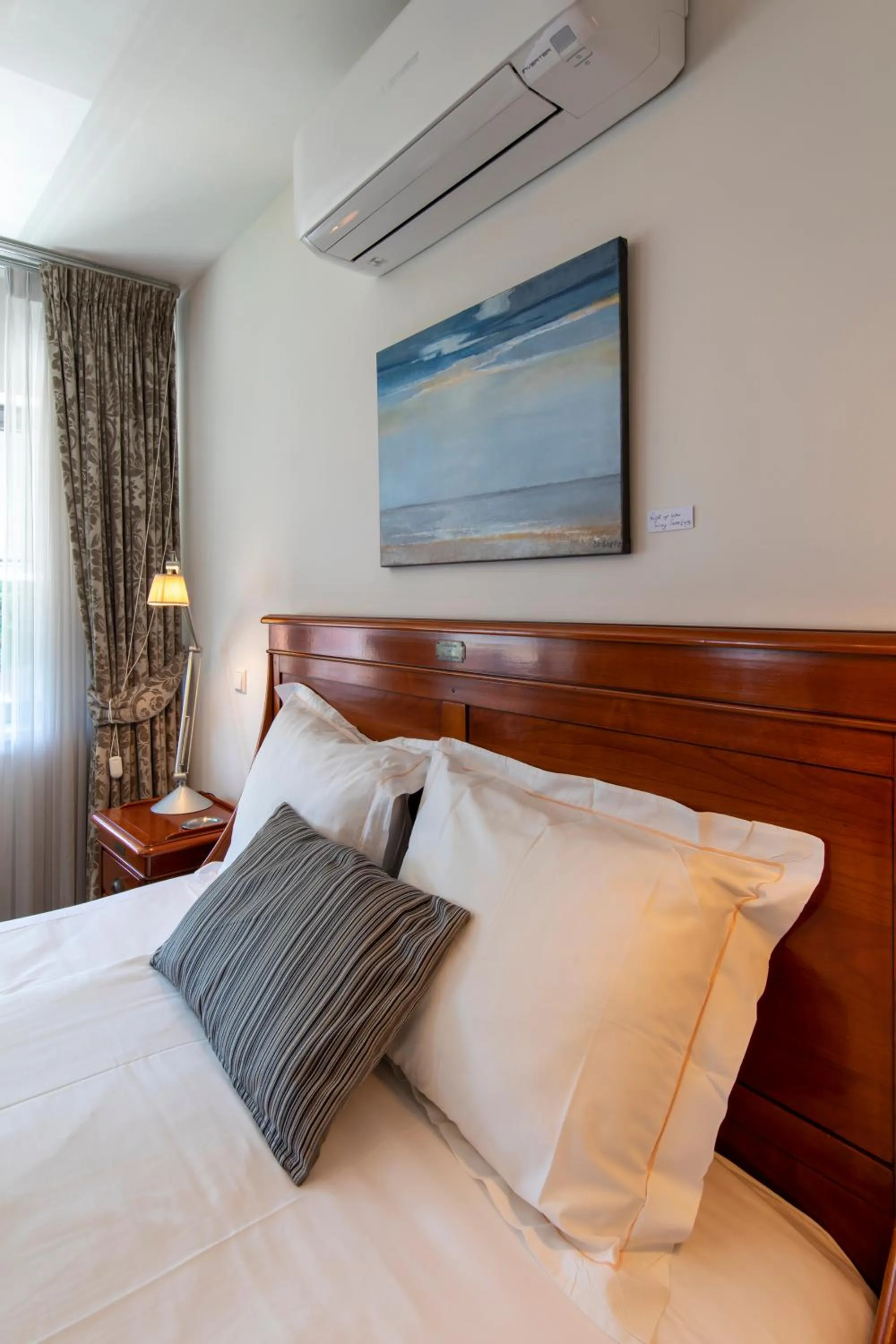 Decorative detail, Bed in Hotel La Rosa Amsterdam Beach