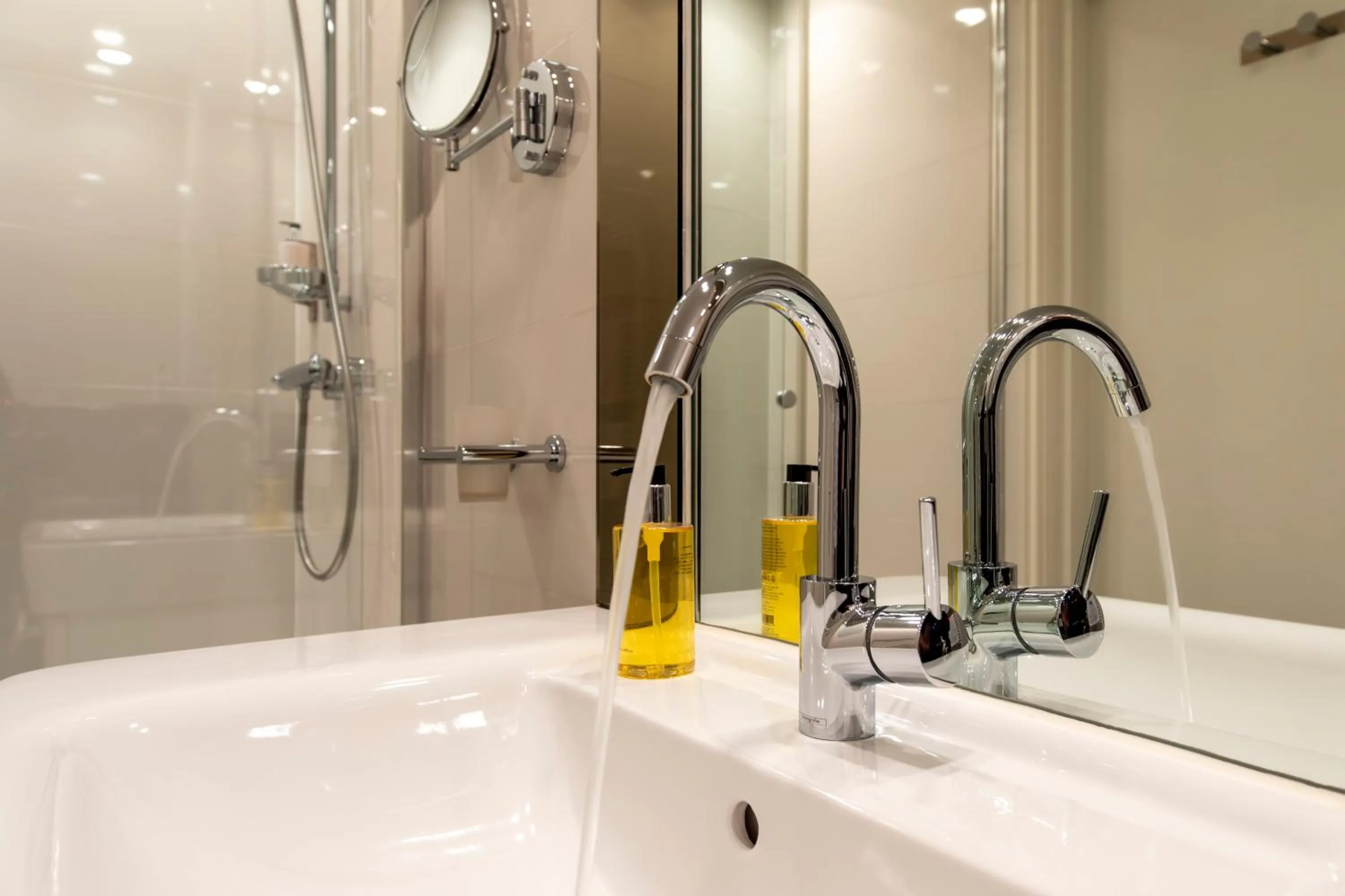 Bathroom in Hotel La Rosa Amsterdam Beach