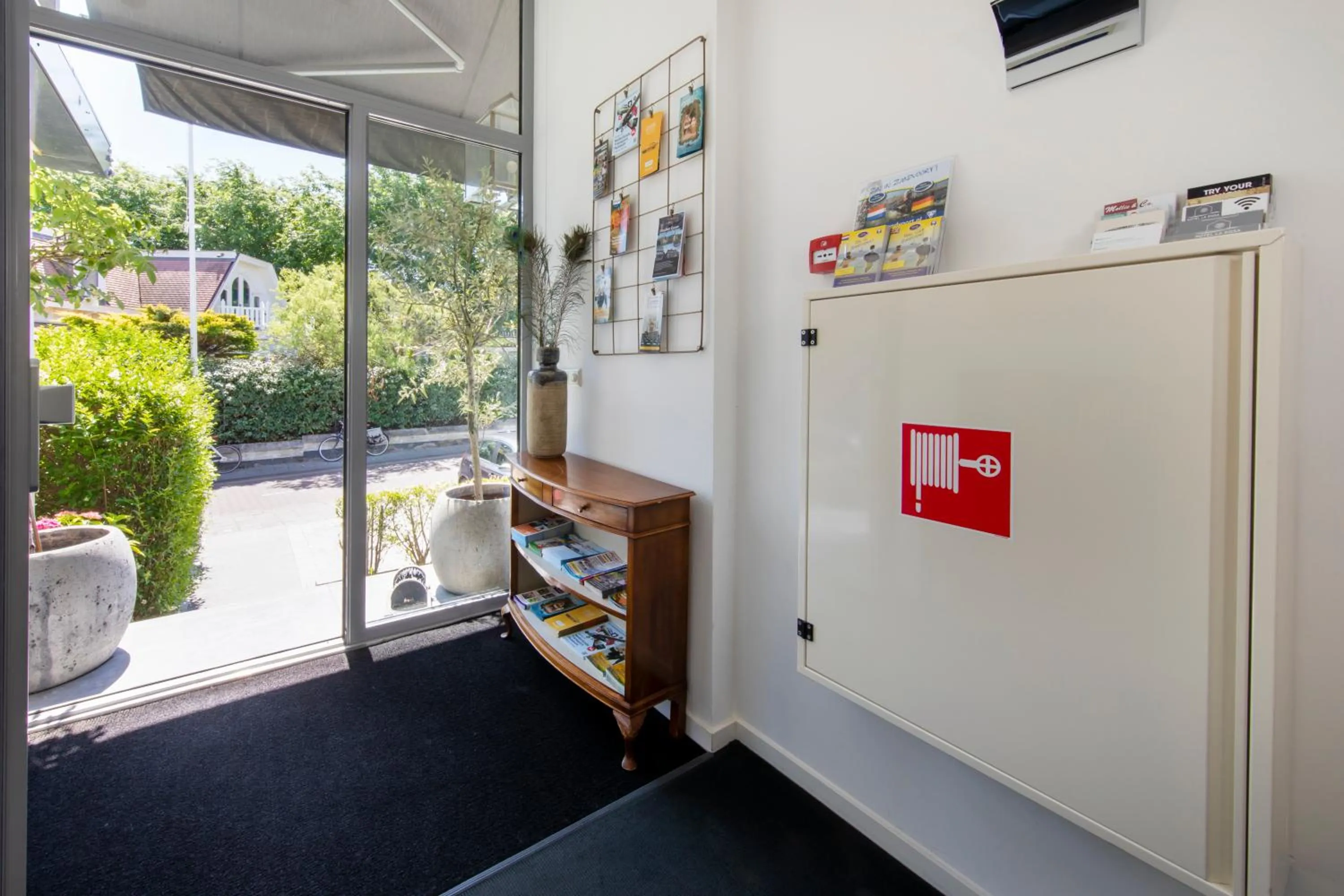 Facade/entrance in Hotel La Rosa Amsterdam Beach