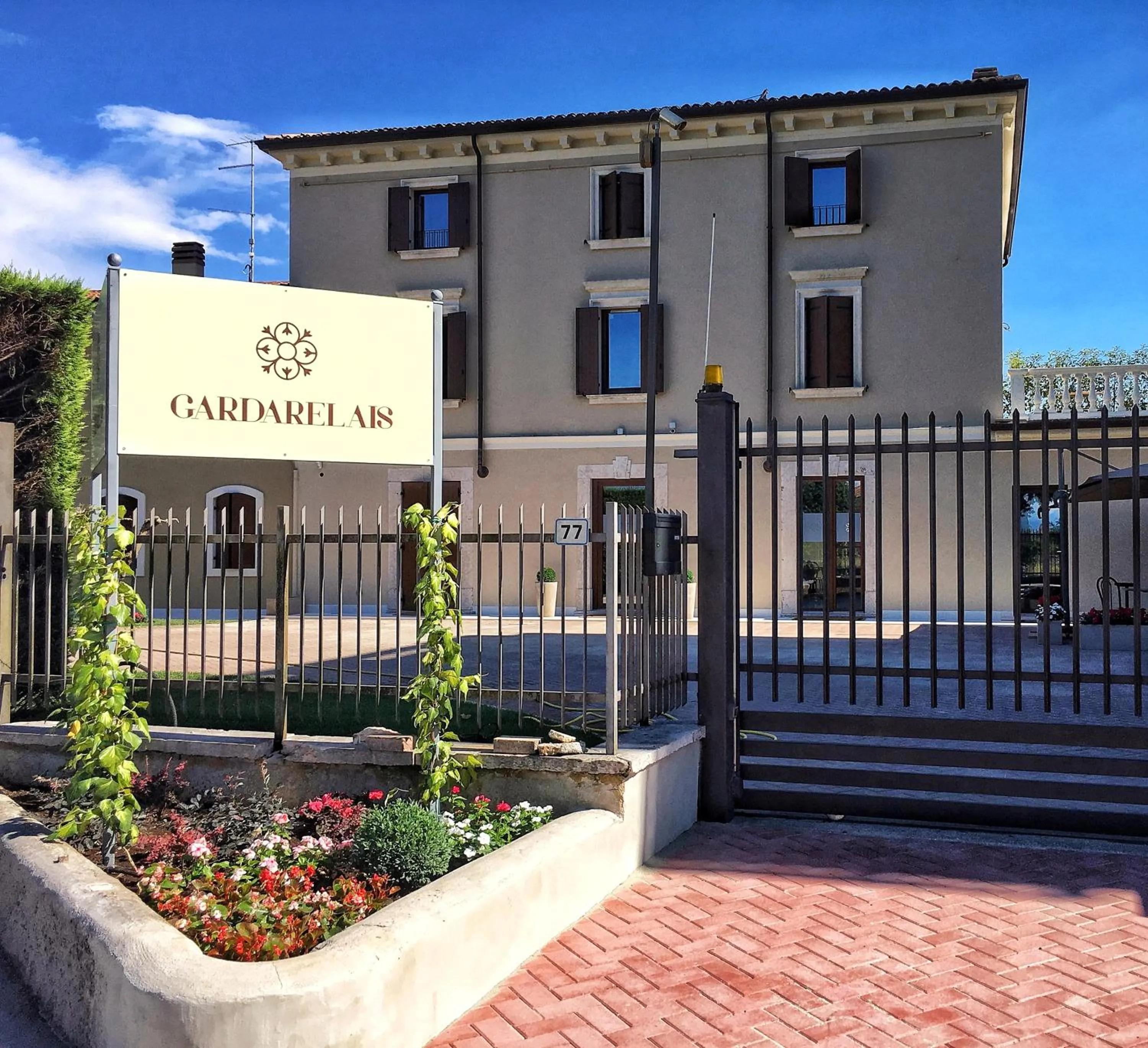 Property building in Garda Relais