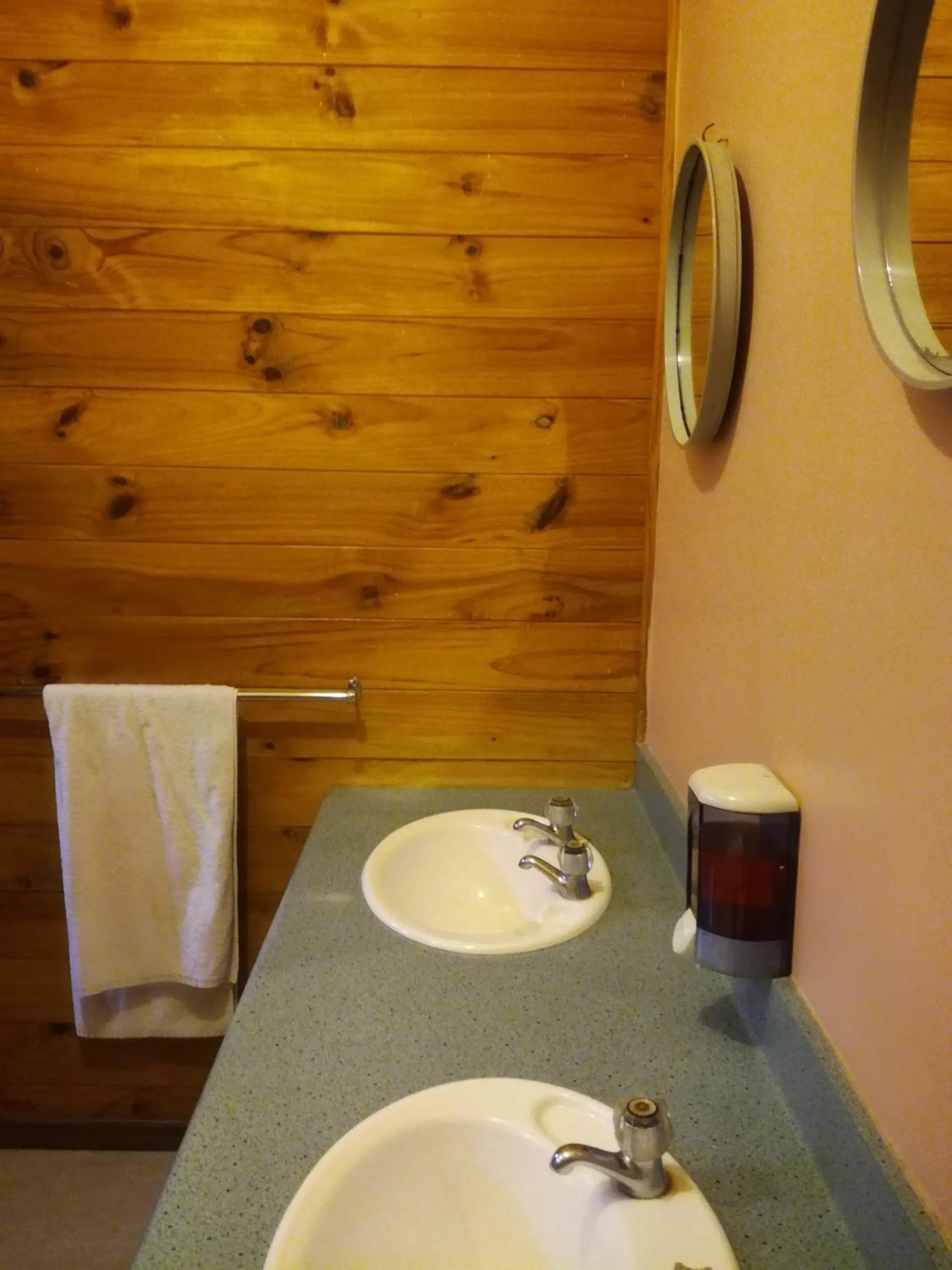 Bathroom in JunoHall Backpackers