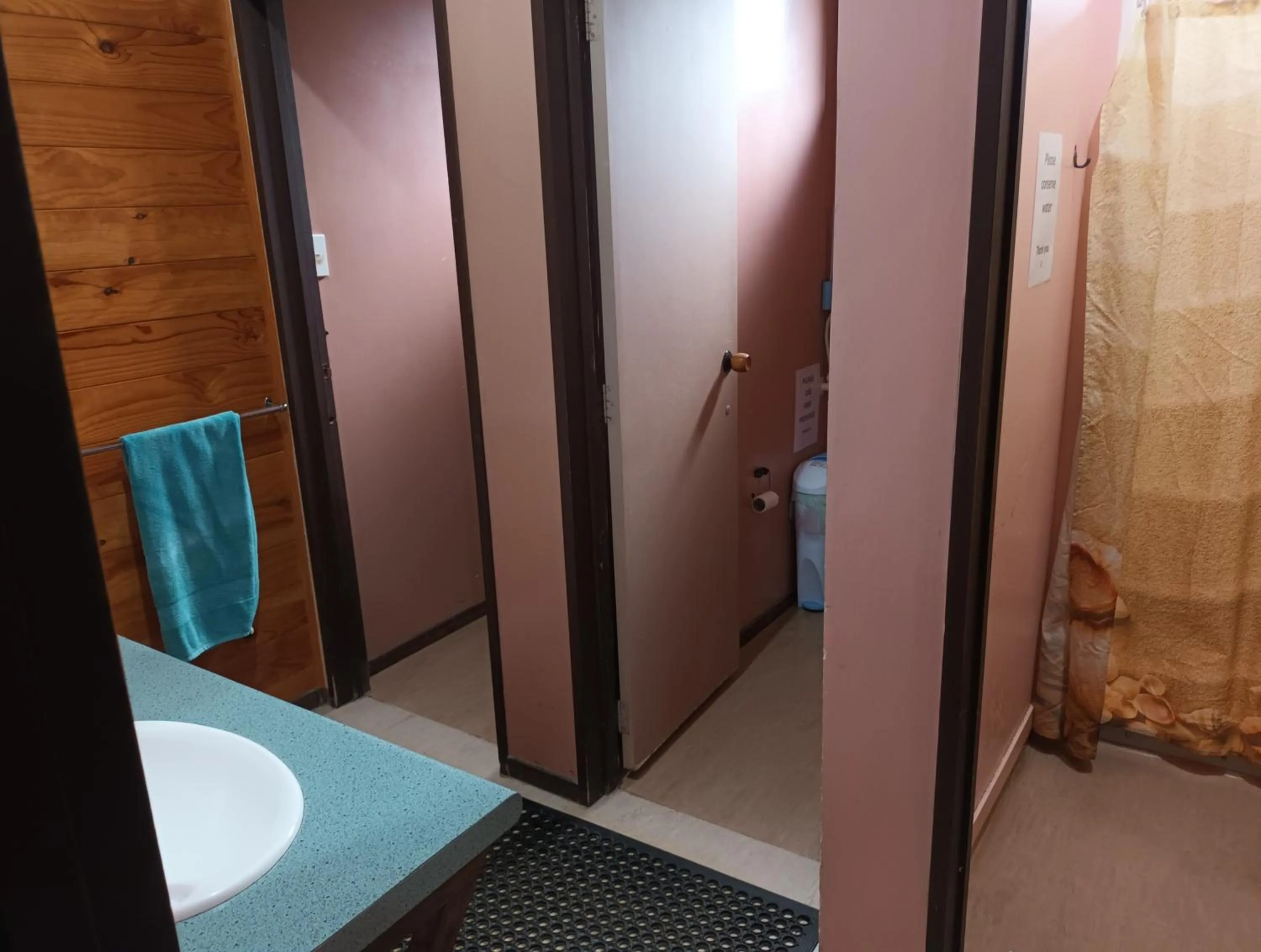 Bathroom in JunoHall Backpackers