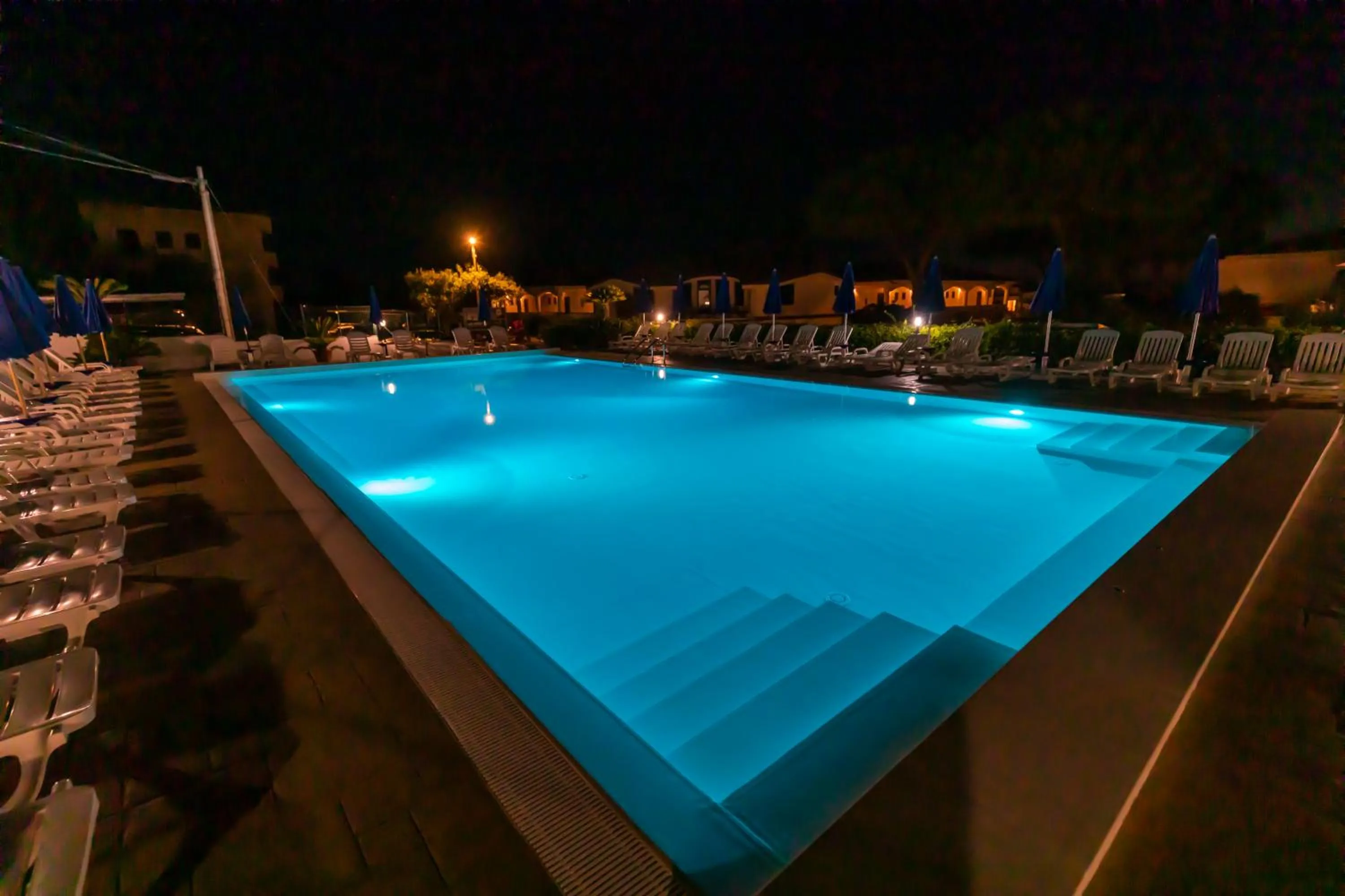 Swimming pool in Residence Limoneto