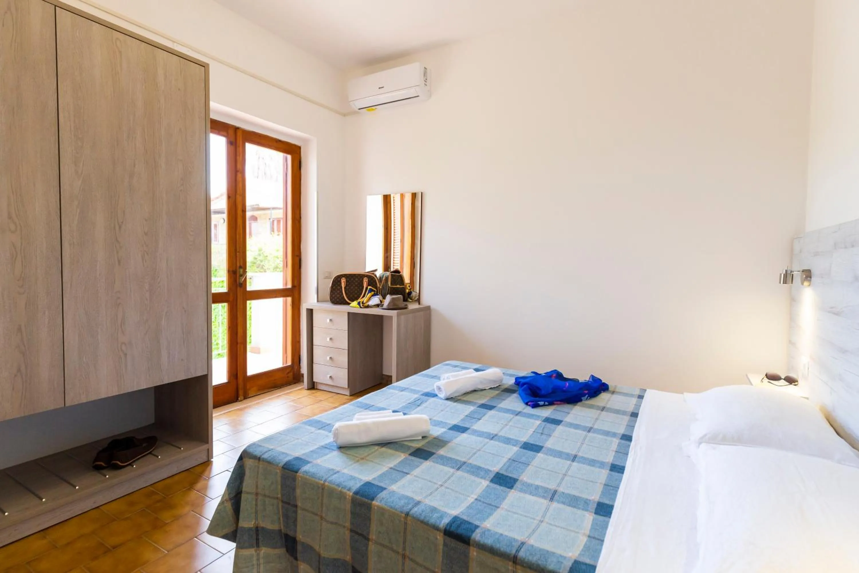 Photo of the whole room, Bed in Residence Limoneto