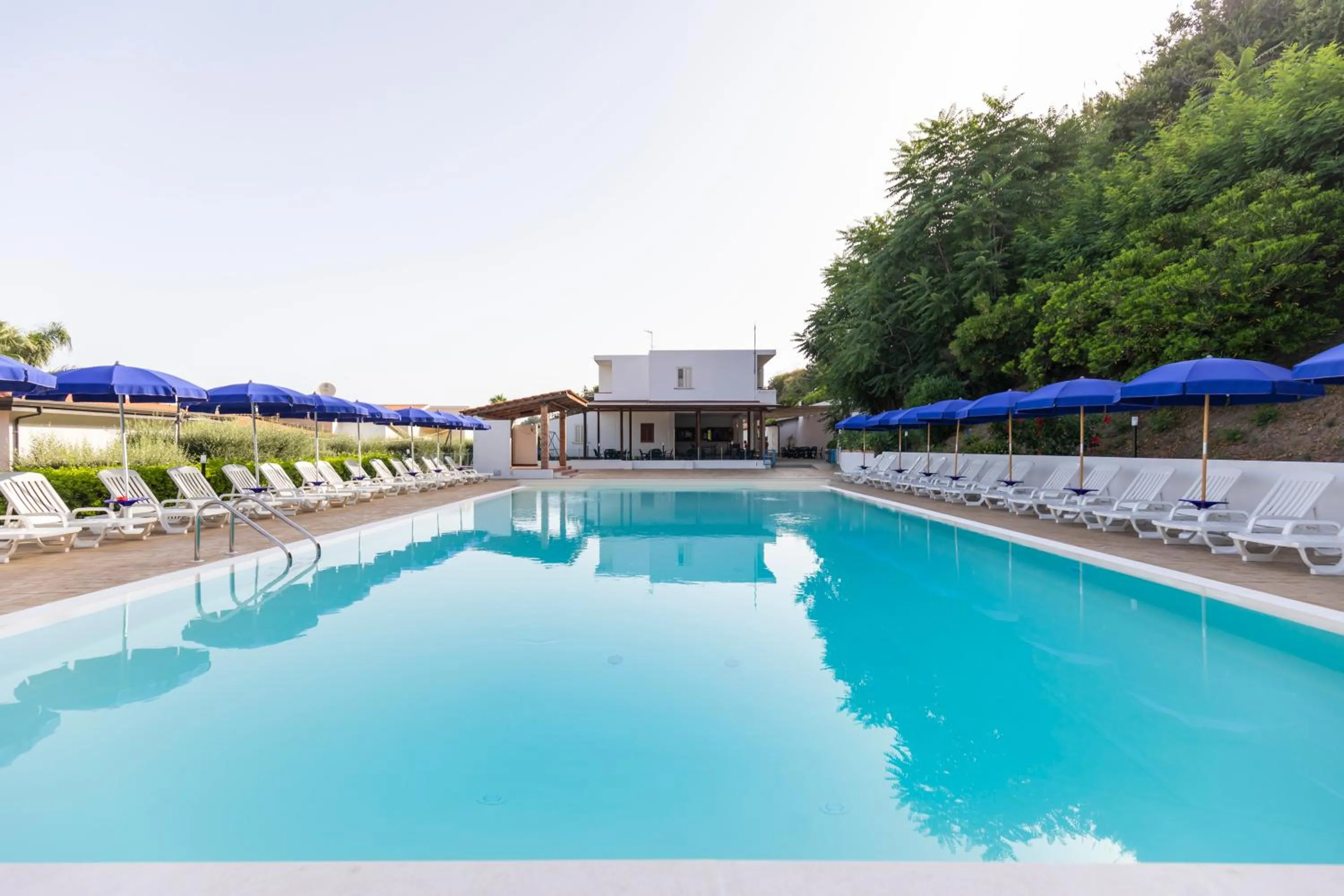Swimming pool in Residence Limoneto