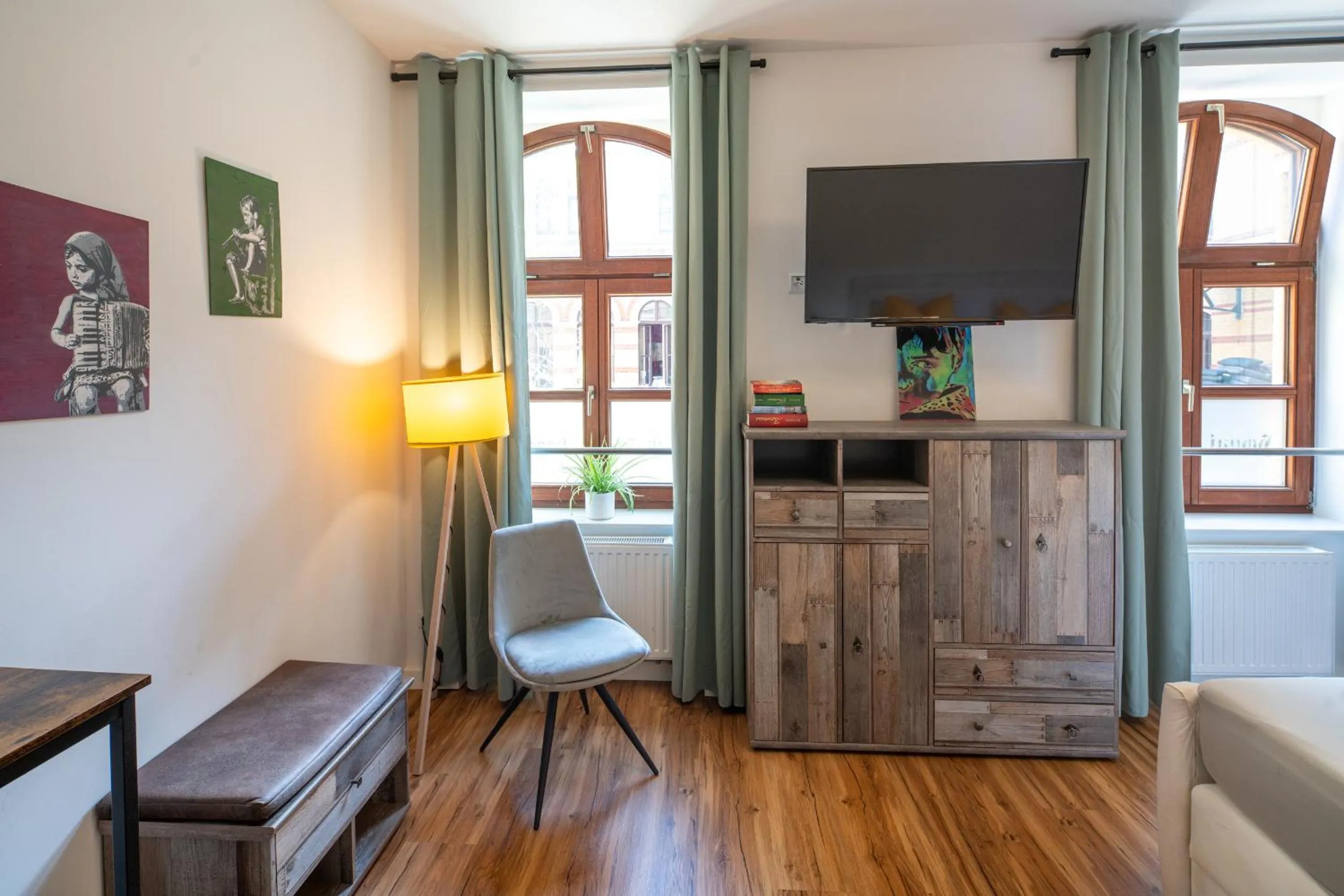 TV and multimedia in Gwuni Mopera