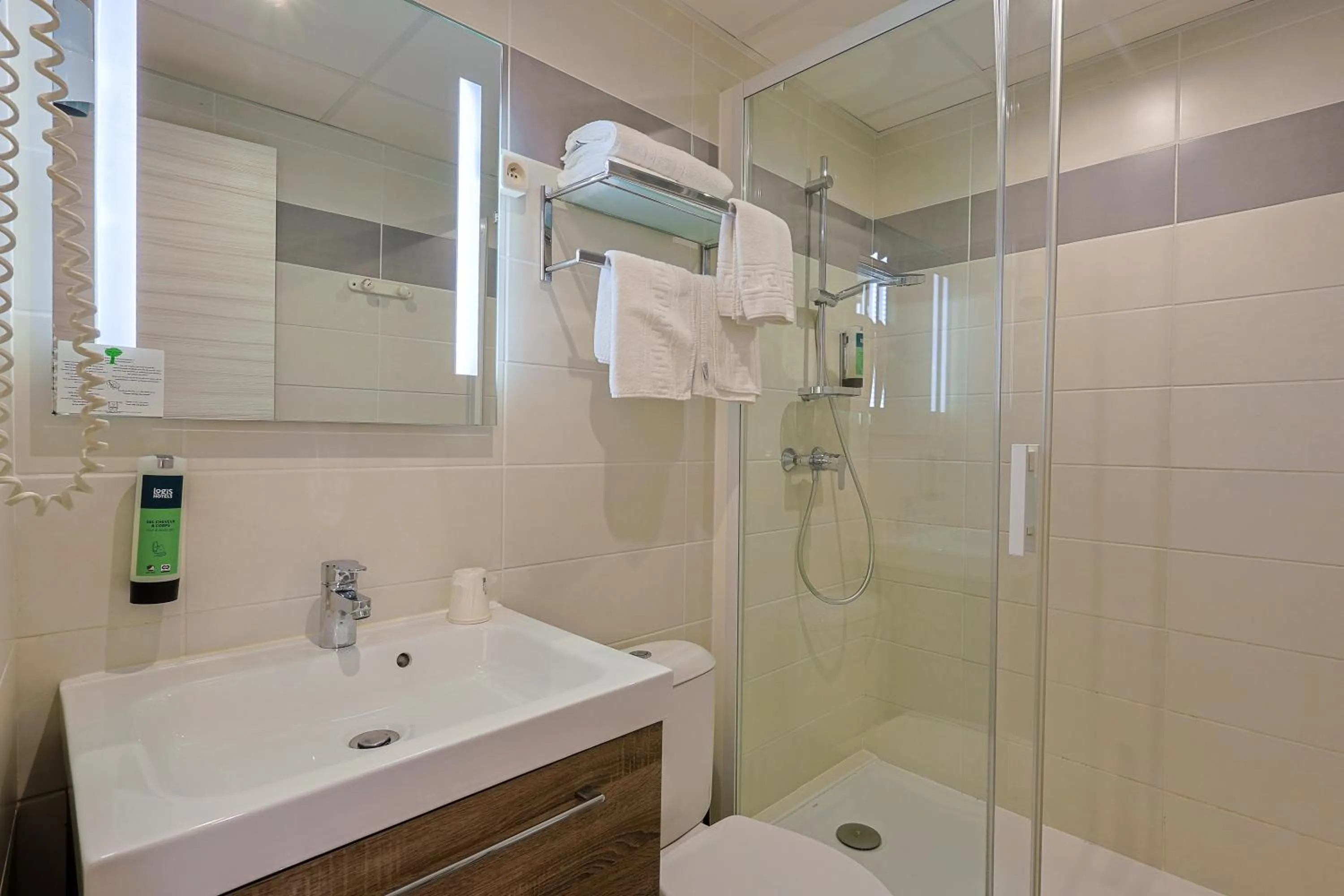 Shower in Logis Hôtel & Restaurant Mediterranee