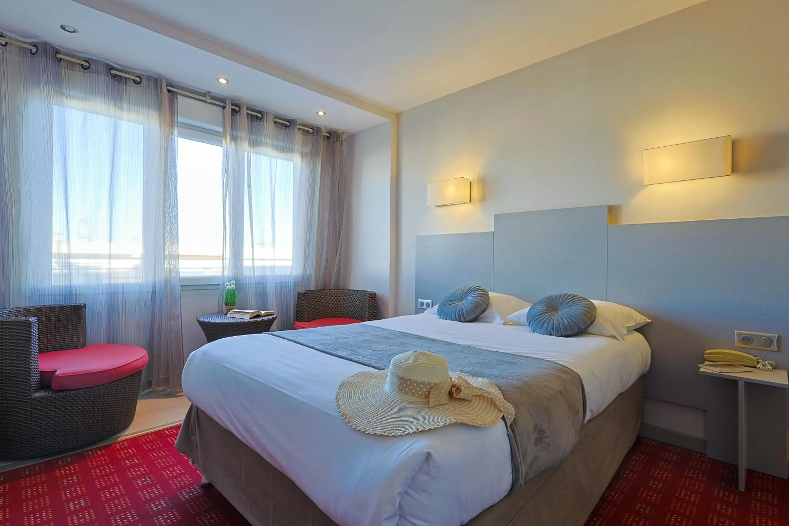 Bed in Logis Hôtel & Restaurant Mediterranee