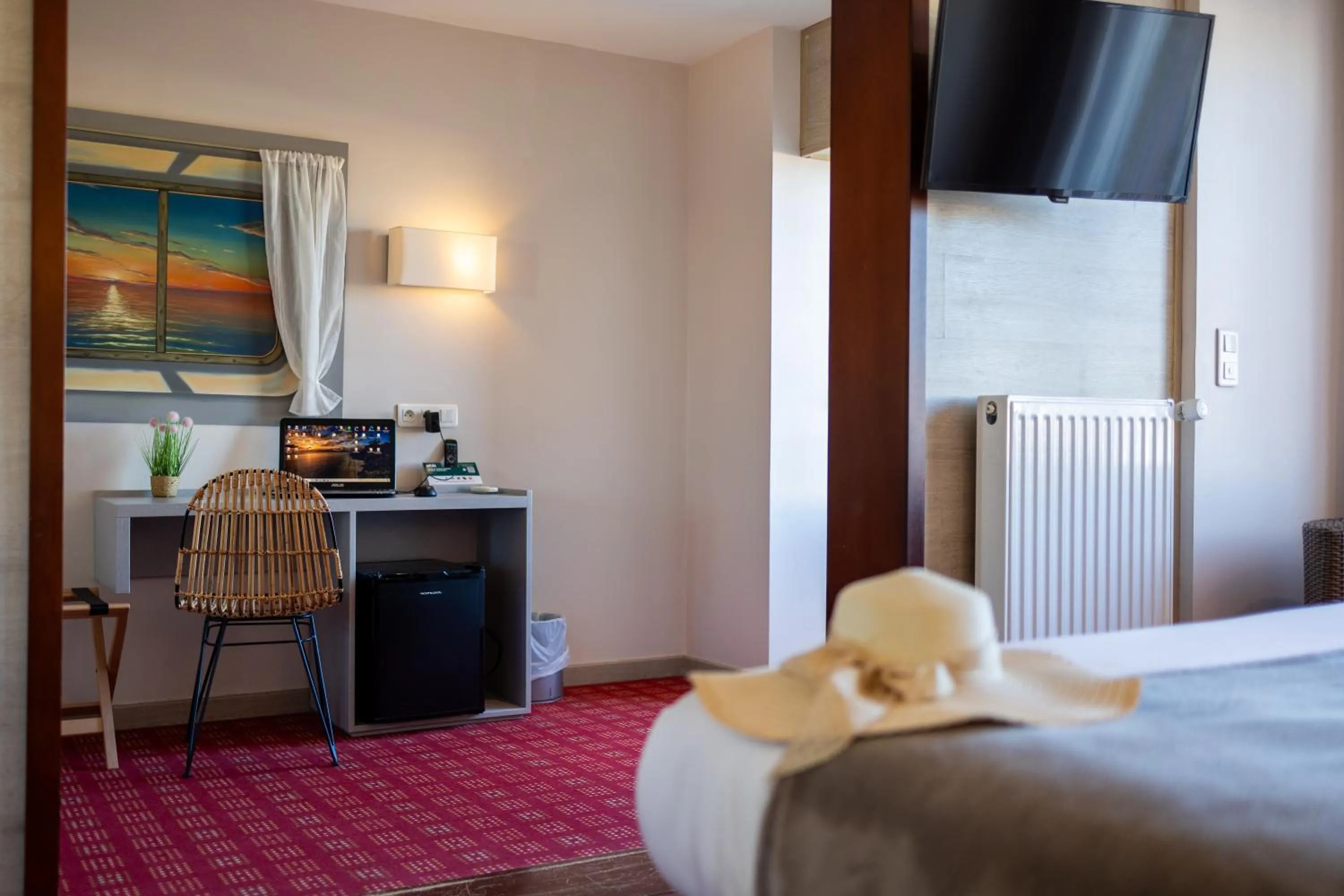 Bed in Logis Hôtel & Restaurant Mediterranee