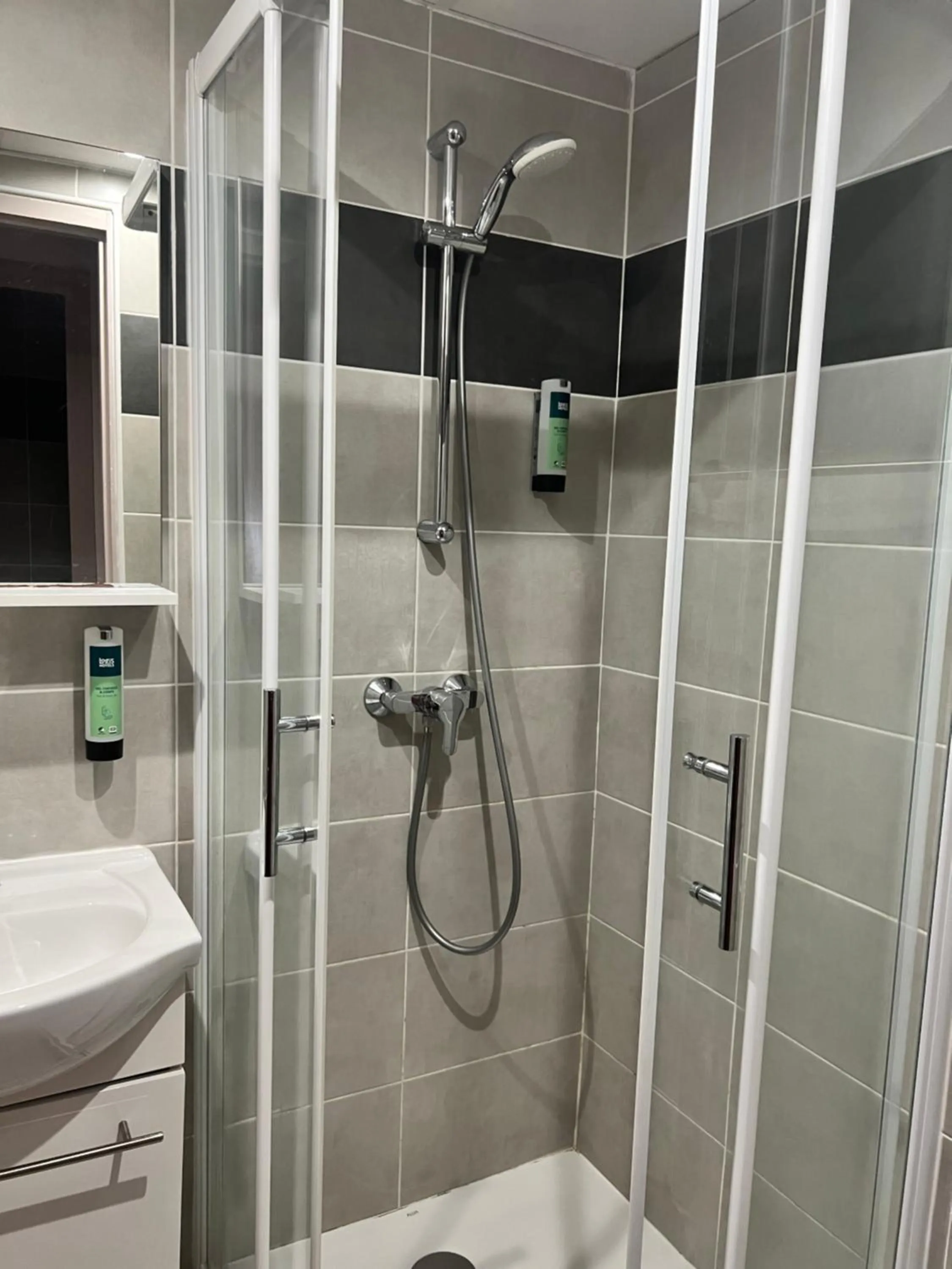 Shower in Logis Hôtel & Restaurant Mediterranee