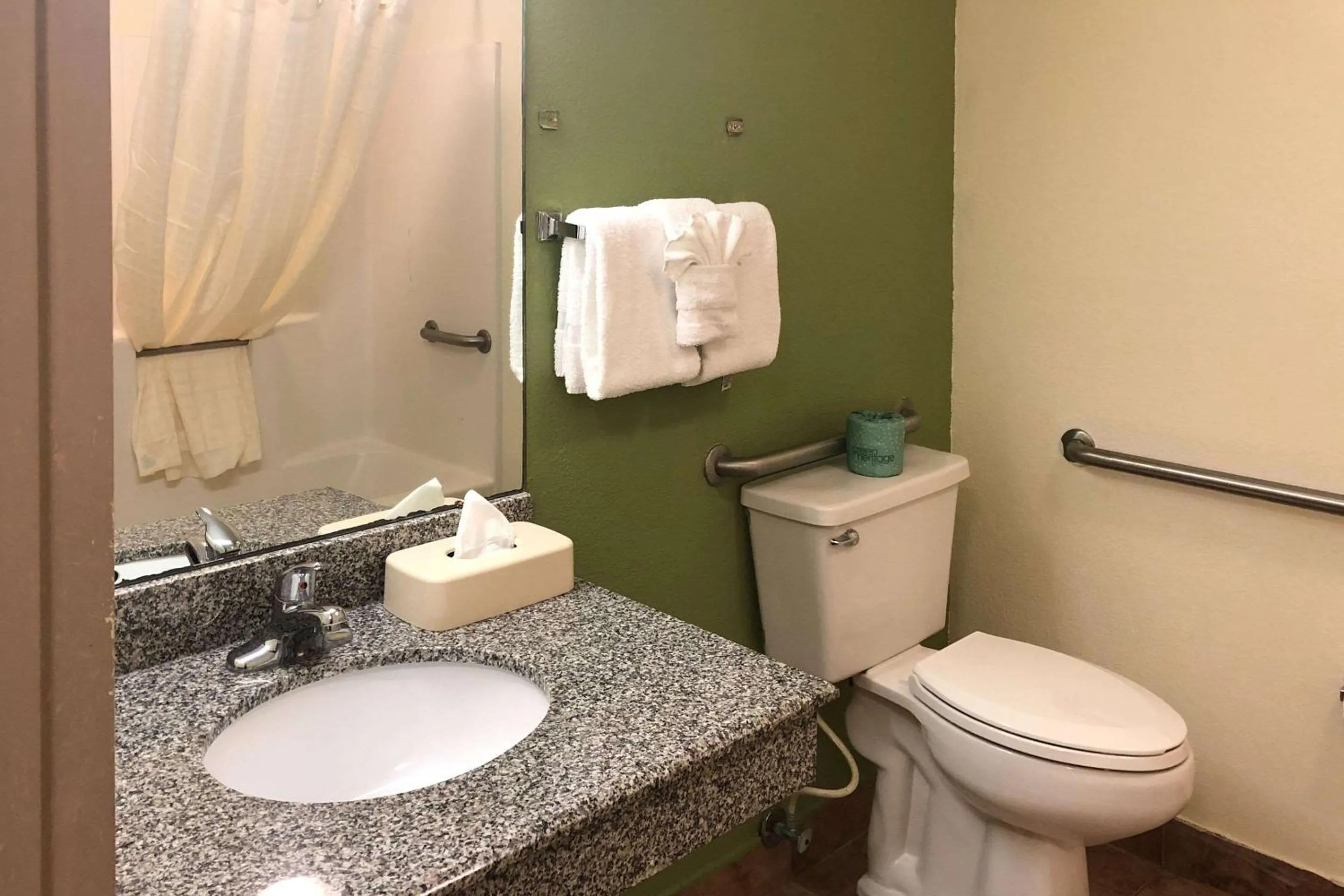 Bathroom in Quality Inn Elkton -St Augustine South
