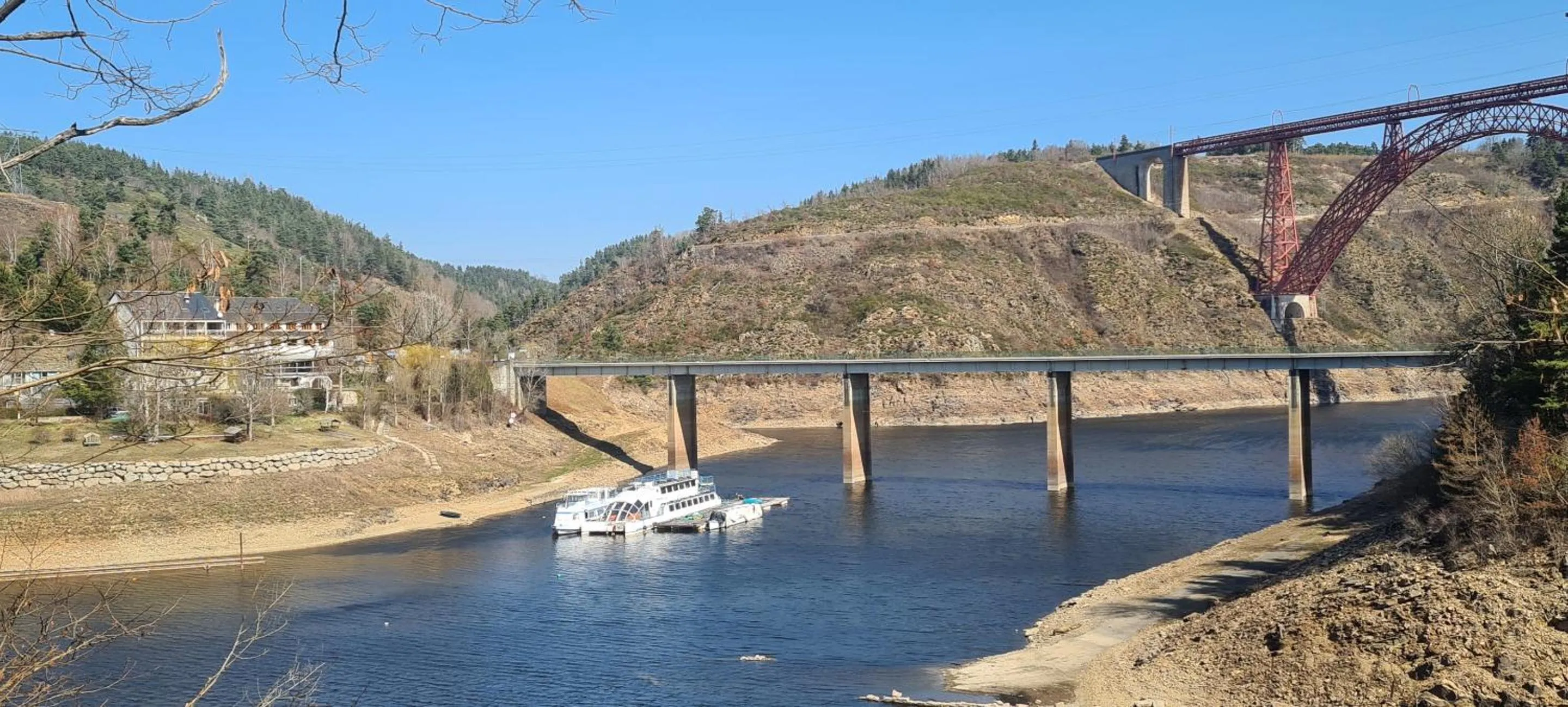Neighbourhood in Garabit Hotel
