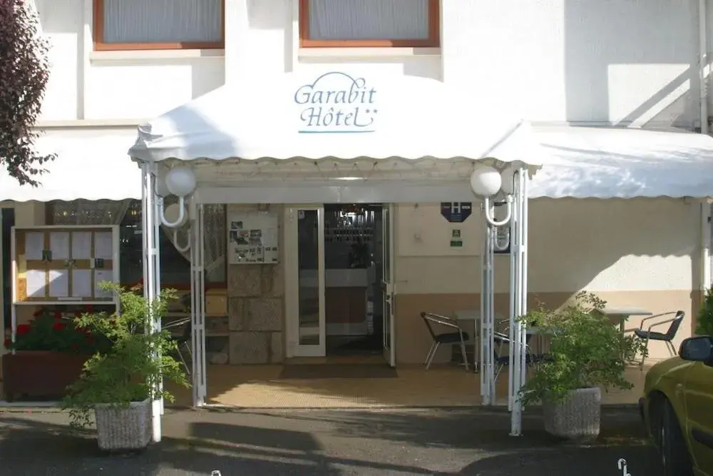Facade/entrance in Garabit Hotel Facade/entrance in Garabit Hotel