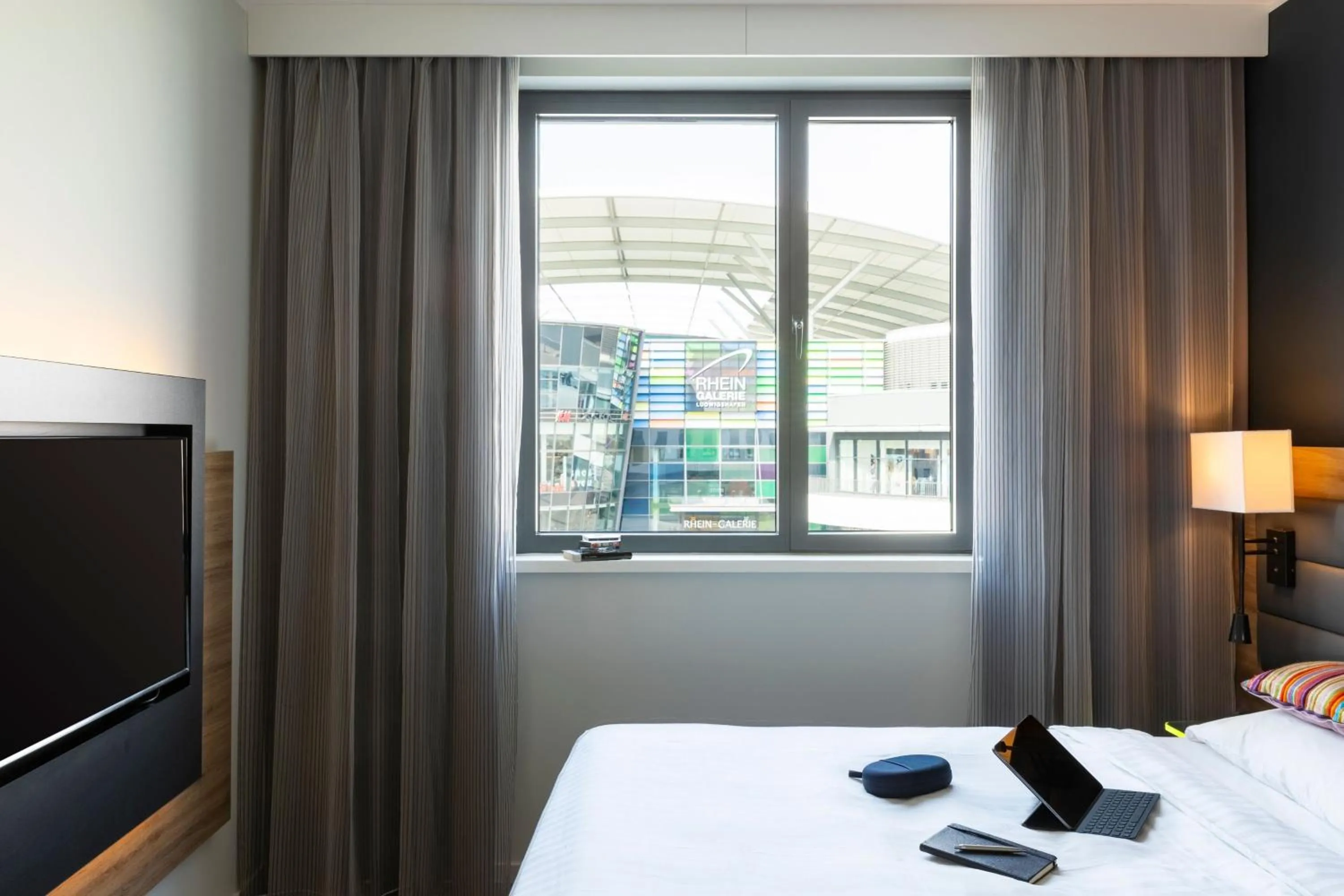 Photo of the whole room, Bed in Moxy Ludwigshafen