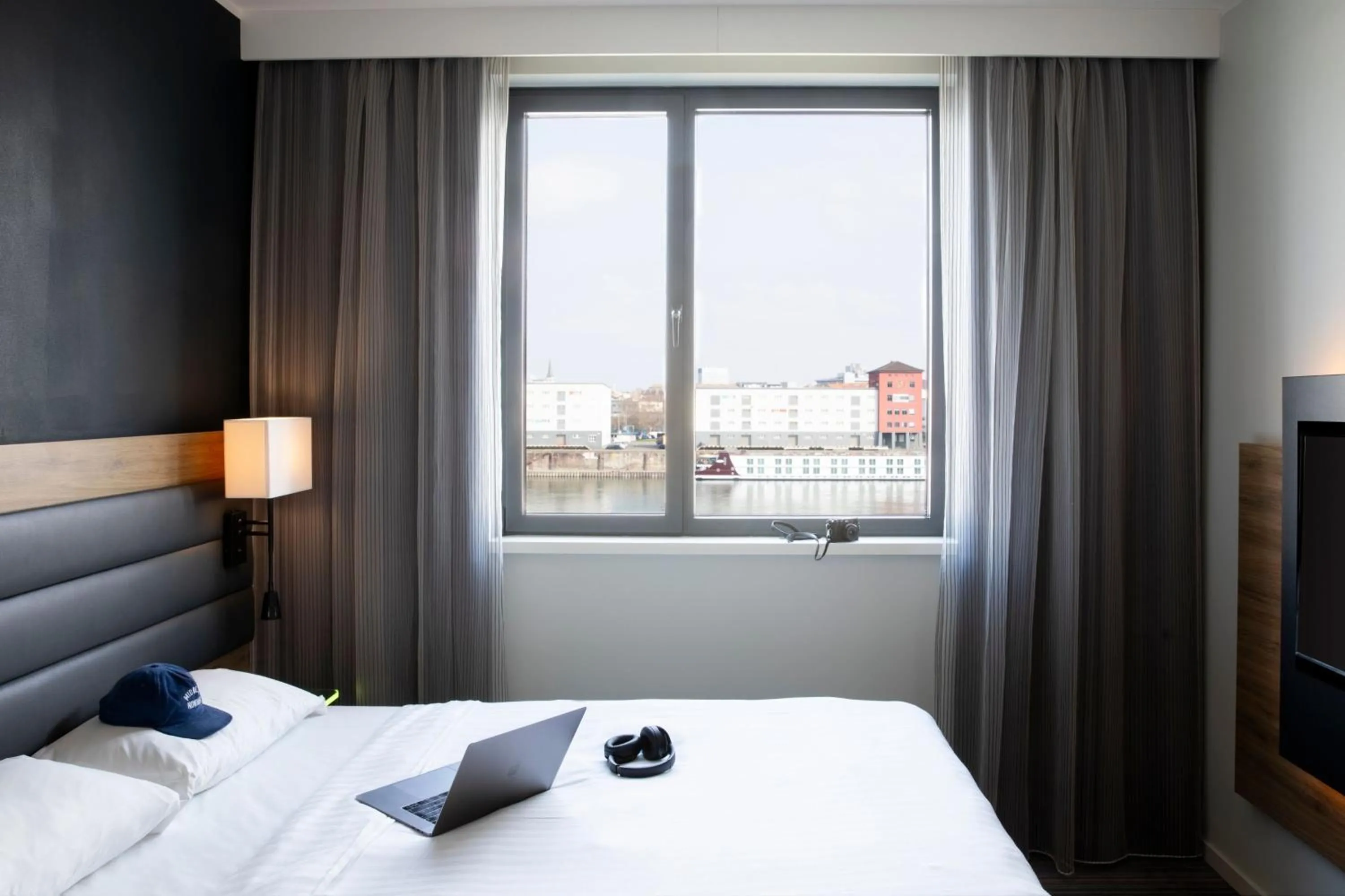 Photo of the whole room, Bed in Moxy Ludwigshafen