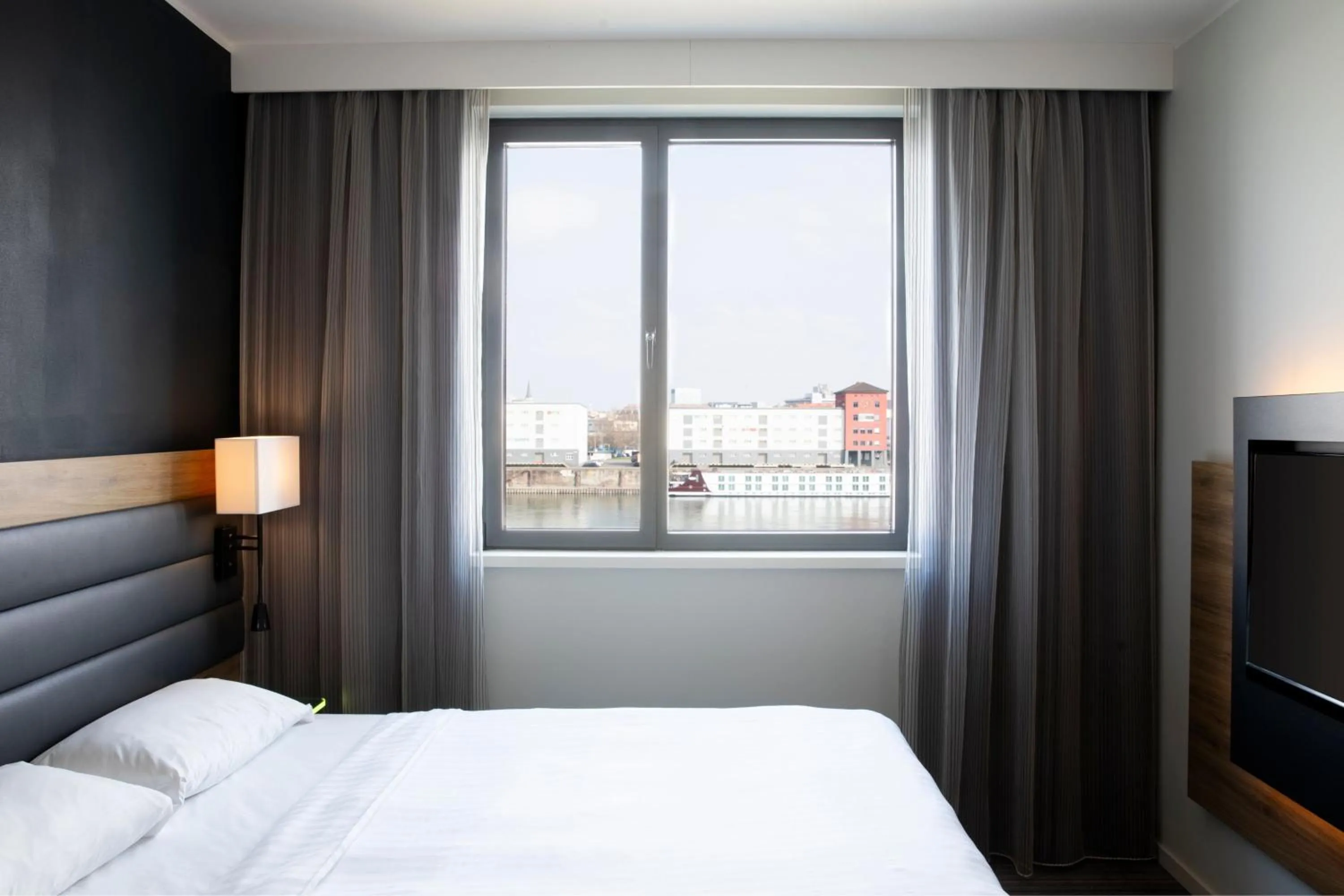 Photo of the whole room, Bed in Moxy Ludwigshafen