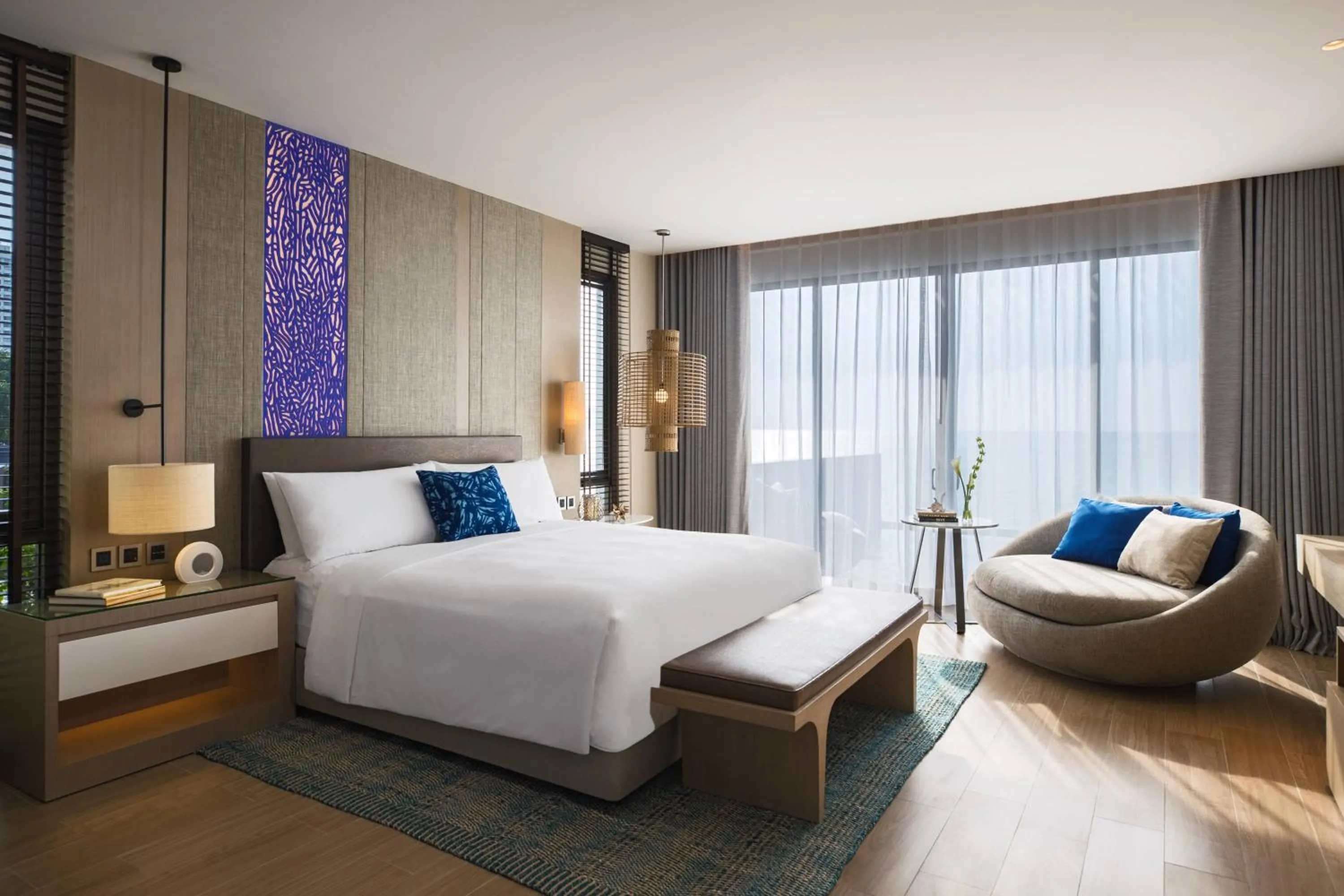 Swimming pool, Bed in Renaissance Pattaya Resort & Spa