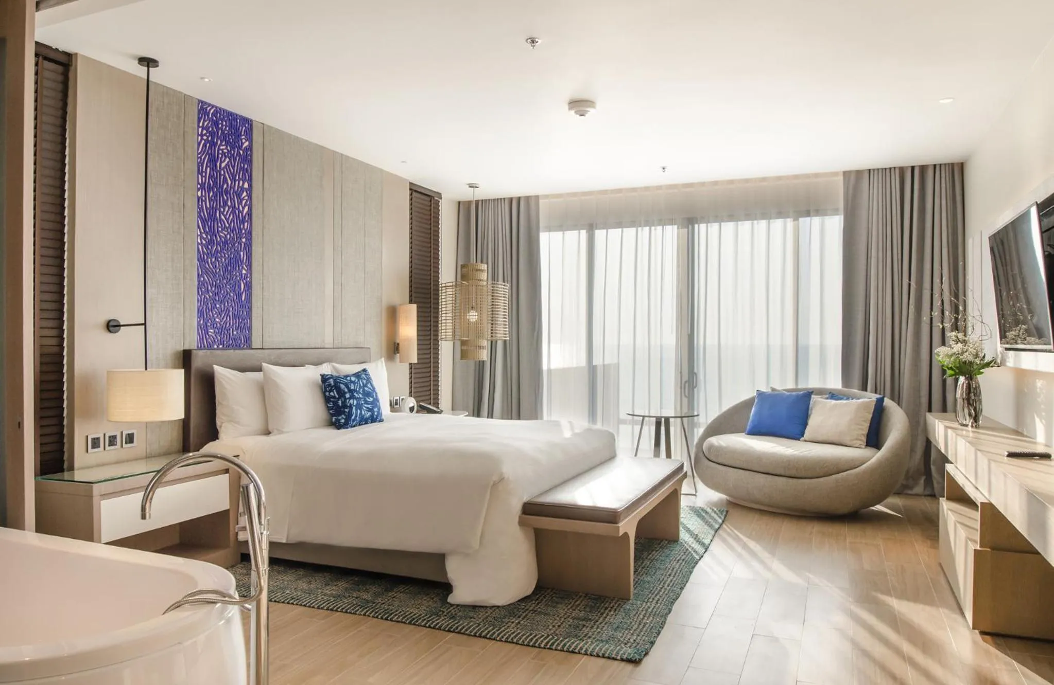 Bath, Bed in Renaissance Pattaya Resort & Spa