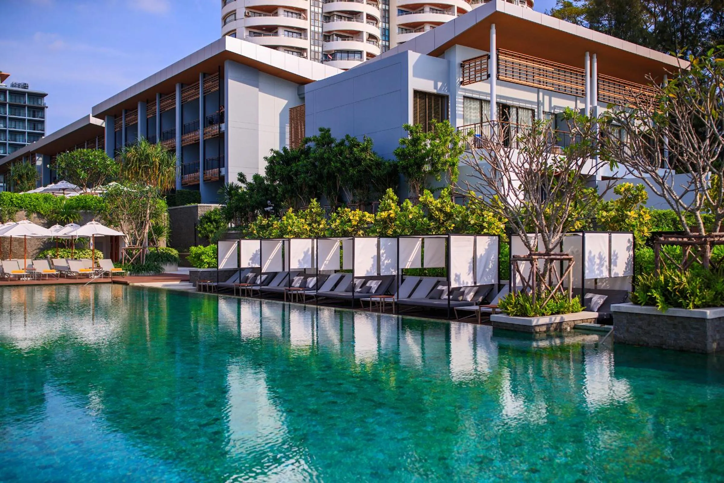 Swimming pool in Renaissance Pattaya Resort & Spa