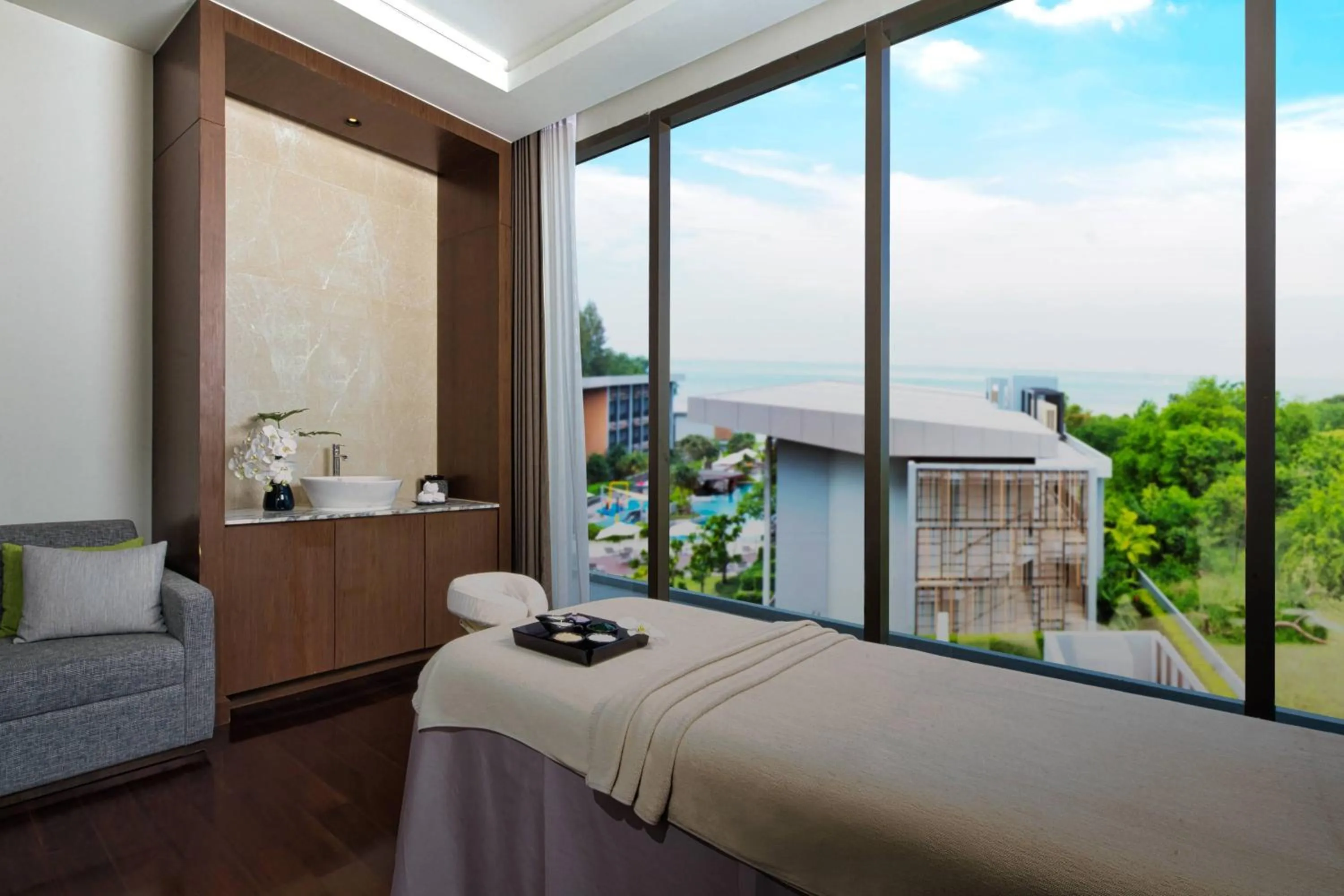 Spa and wellness centre/facilities, Bed in Renaissance Pattaya Resort & Spa