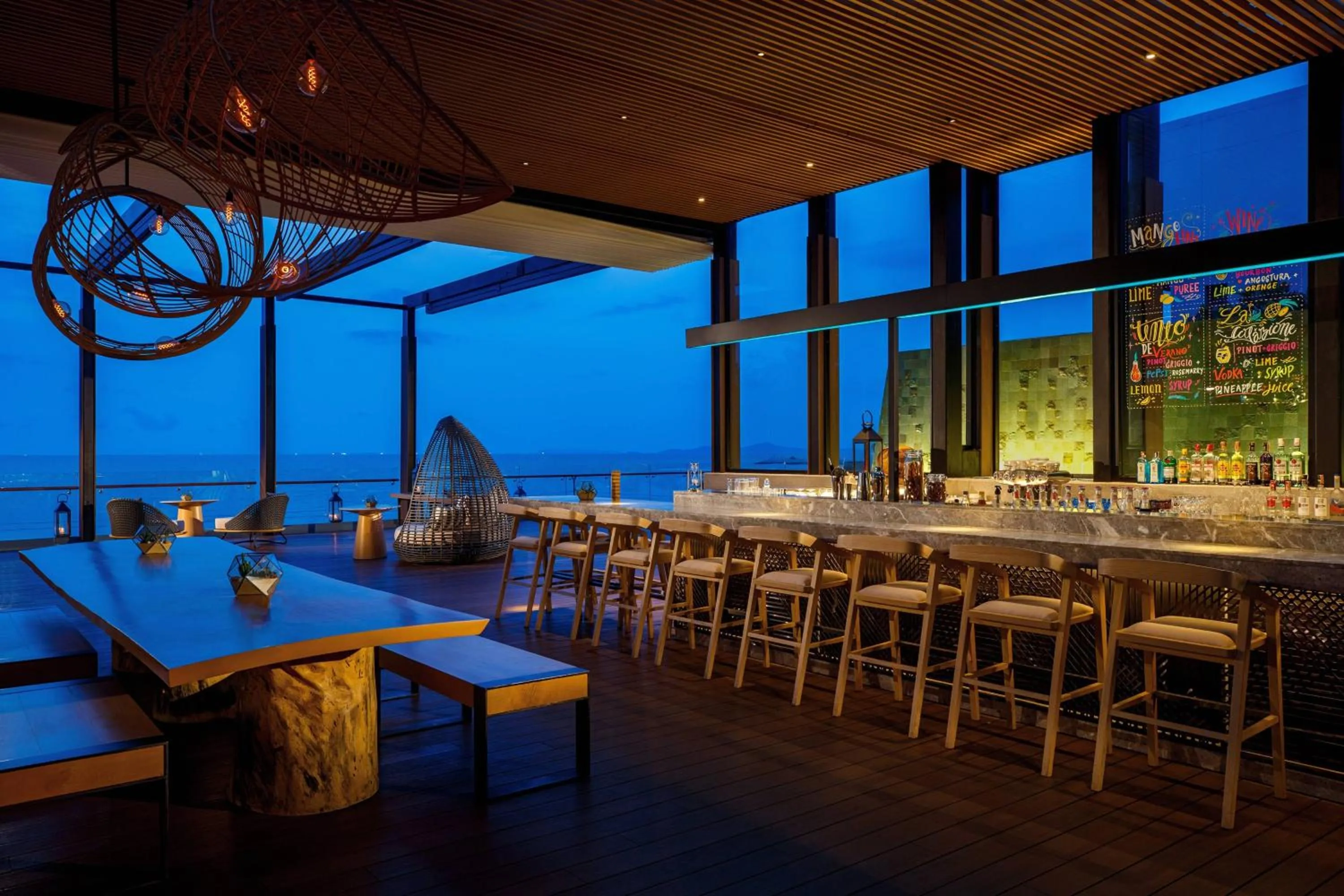 Lounge or bar in Renaissance Pattaya Resort & Spa