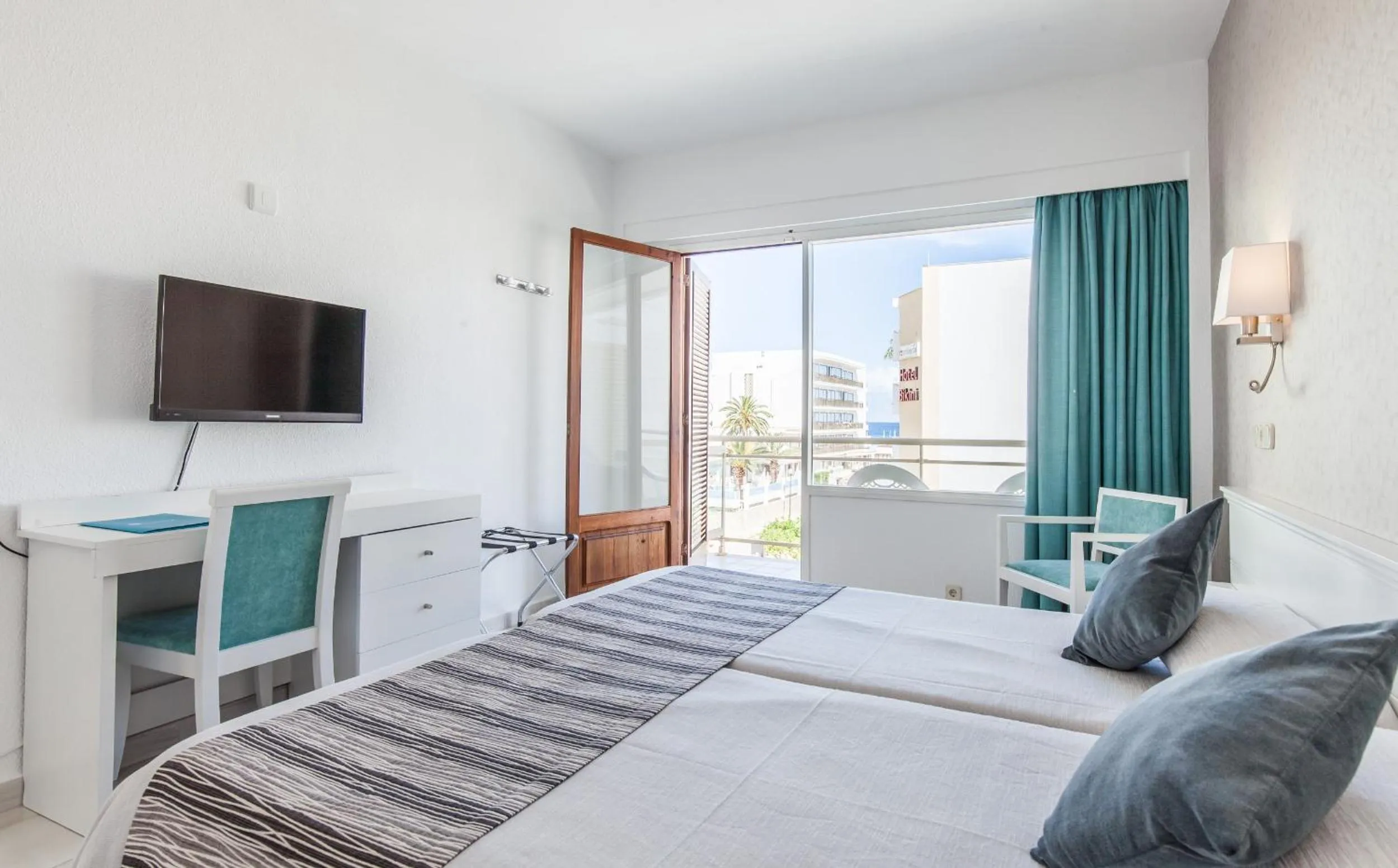 Photo of the whole room, Bed in BLUESEA Cala Millor