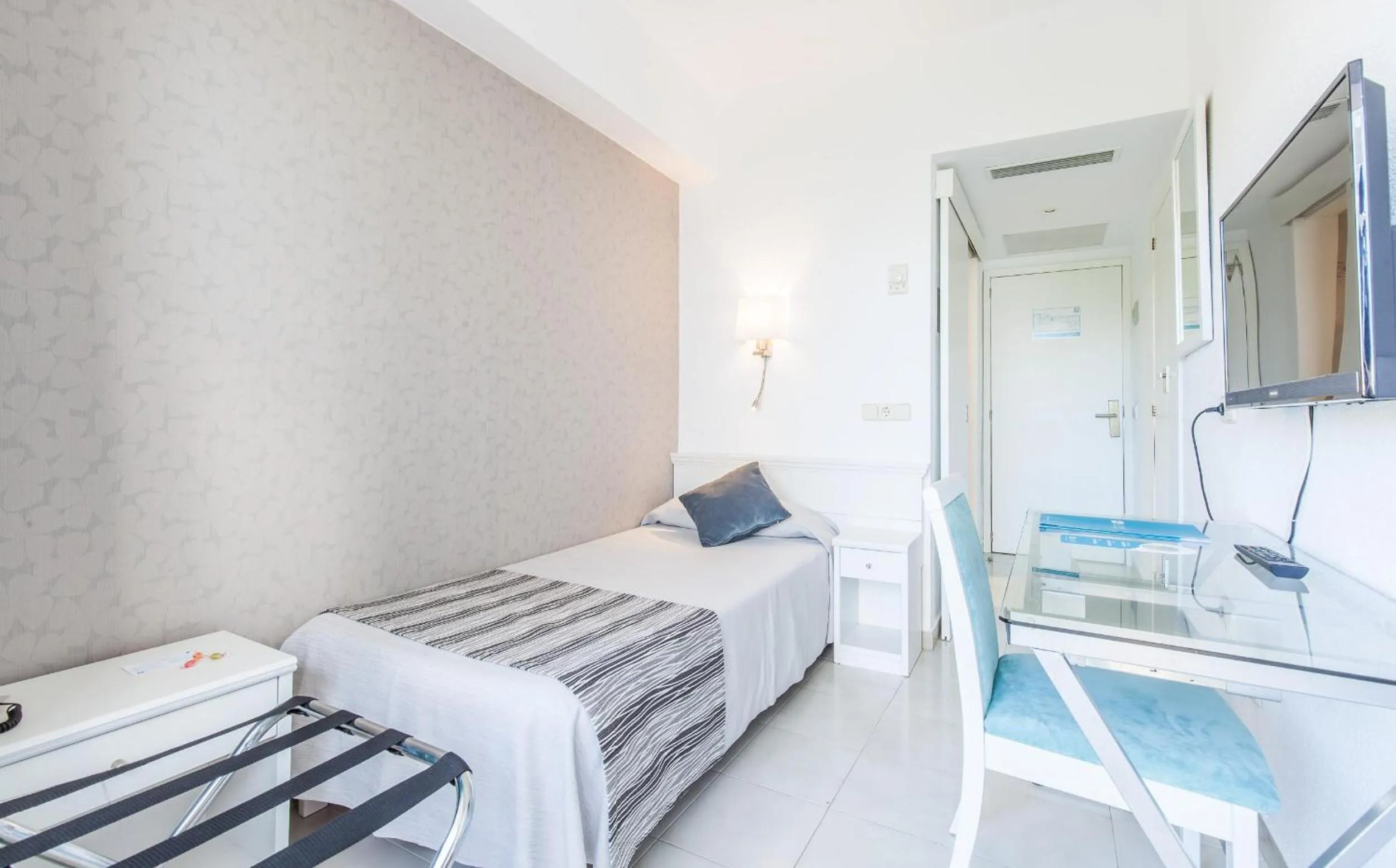 Photo of the whole room, Bed in BLUESEA Cala Millor