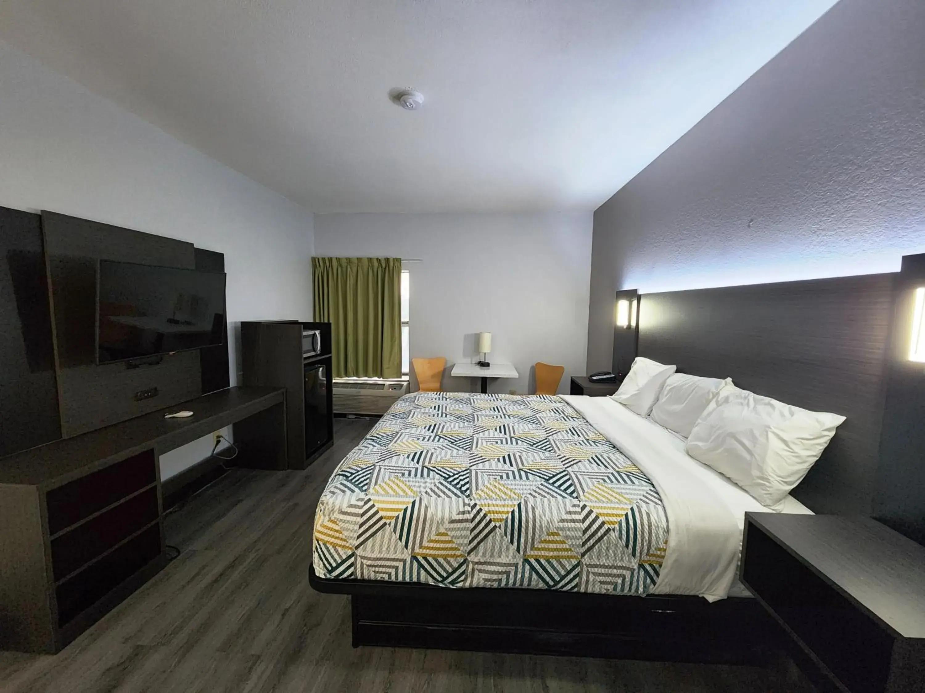 Deluxe King Room - Non-Smoking in Motel 6-Pine Bluff, AR Deluxe King Room - Non-Smoking in Motel 6-Pine Bluff, AR