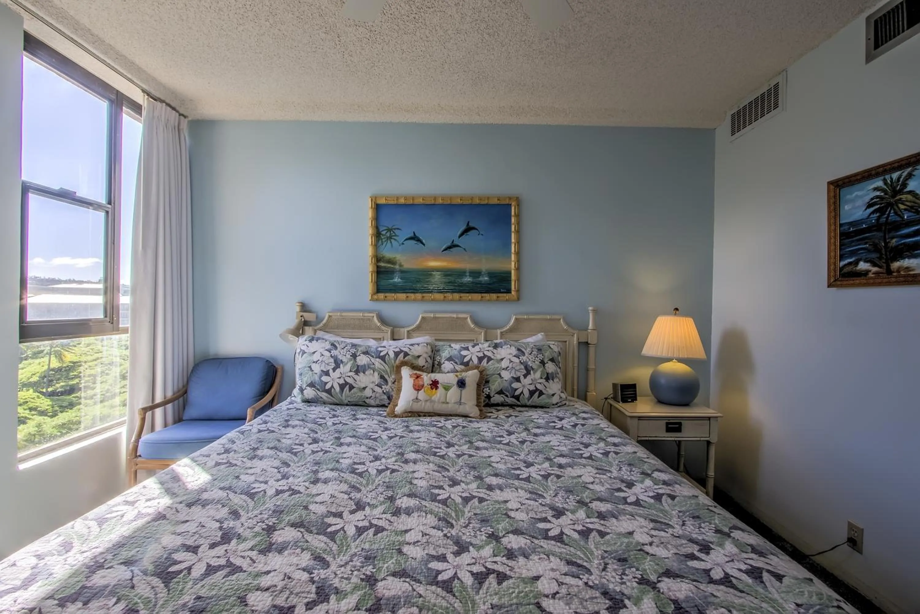 Bed in Maui Kai Condos - No Resort Fees