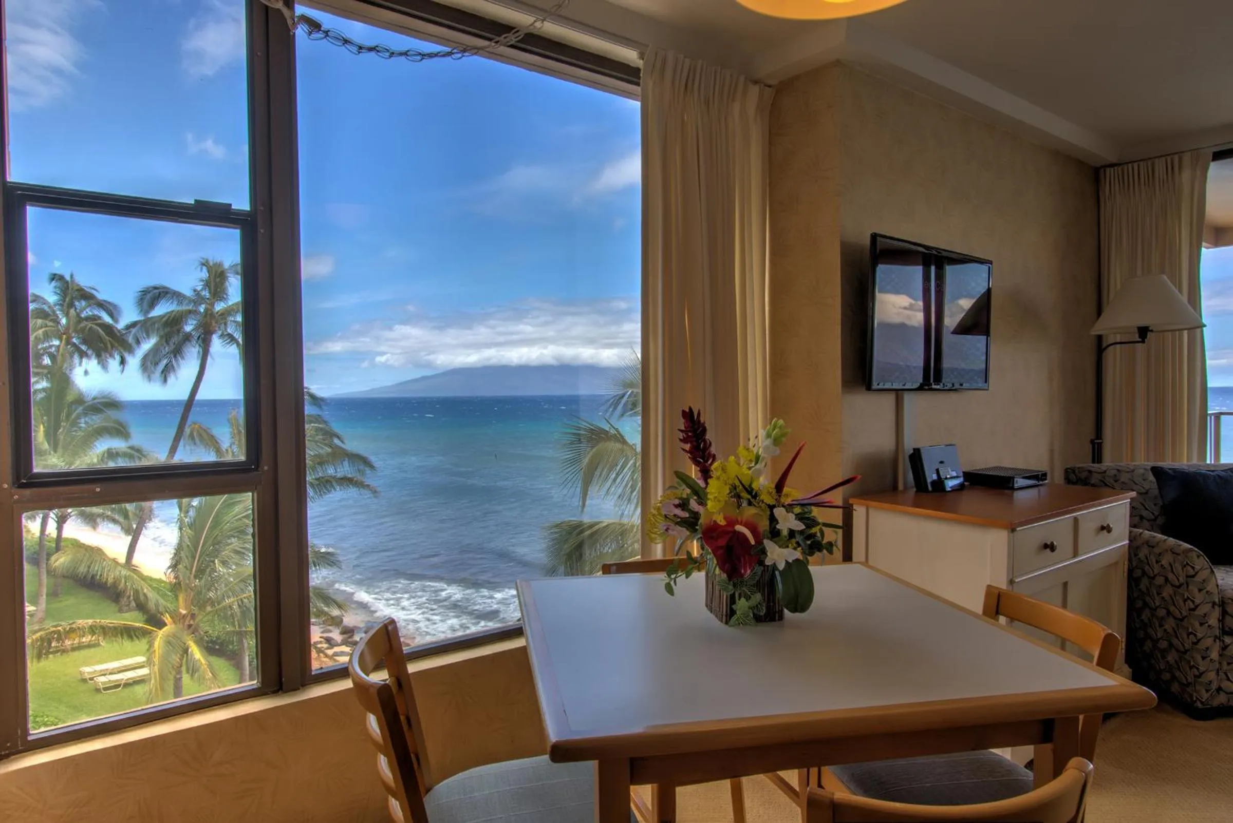 Dining area in Maui Kai Condos - No Resort Fees