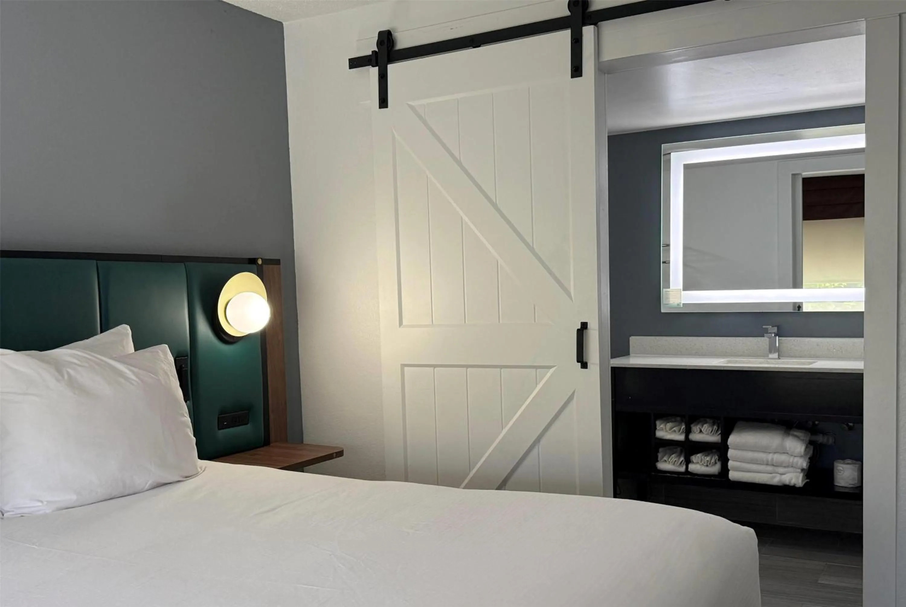 Photo of the whole room, Bed in Wingate by Wyndham Airport - Rockville Road