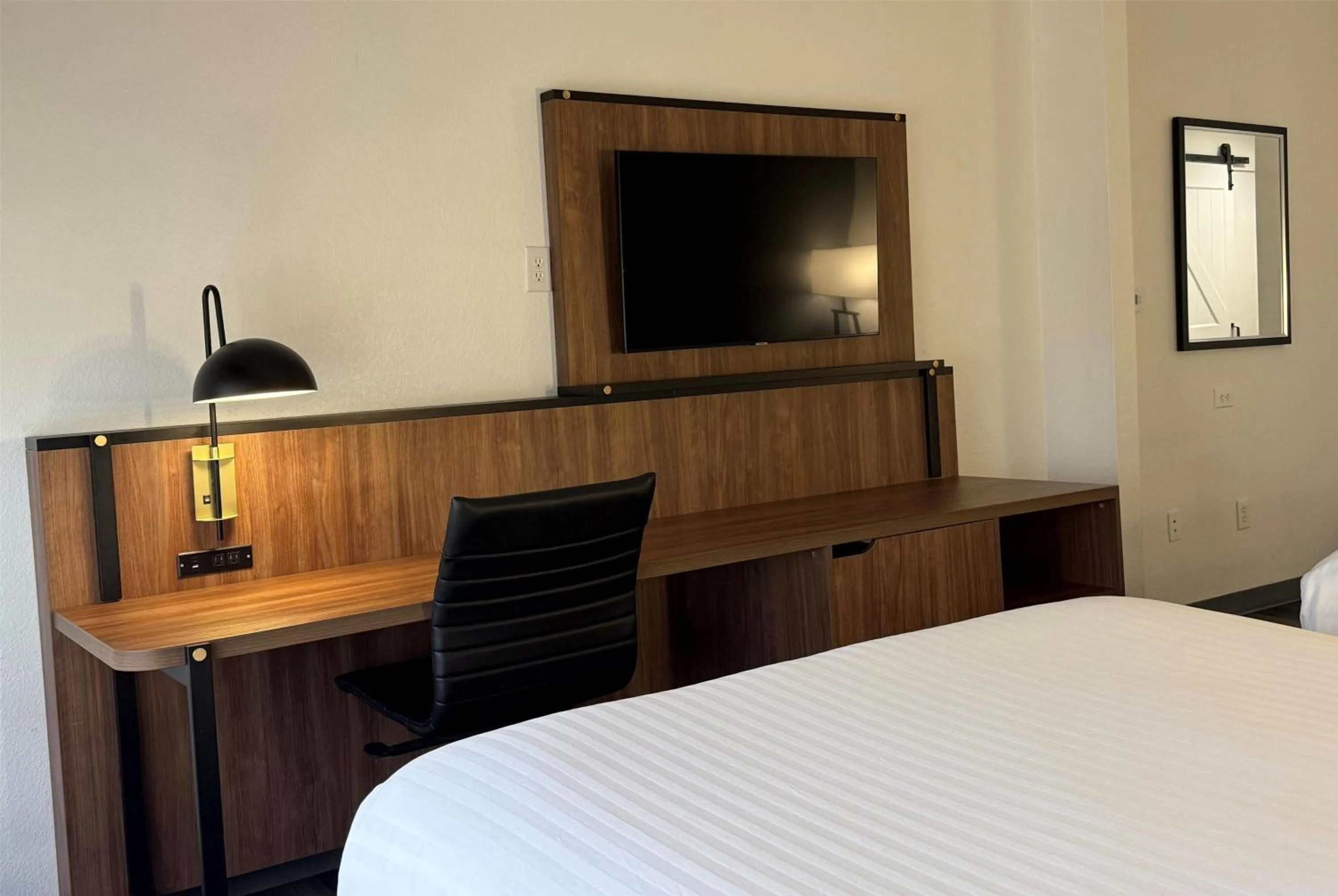 Photo of the whole room, Bed in Wingate by Wyndham Airport - Rockville Road