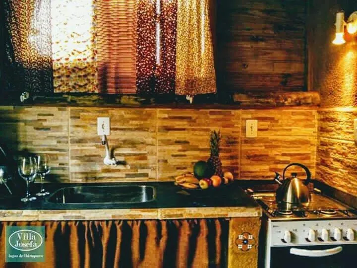 Kitchen or kitchenette in Villa Josefa - Cabanas completas com piscina e churrasqueira