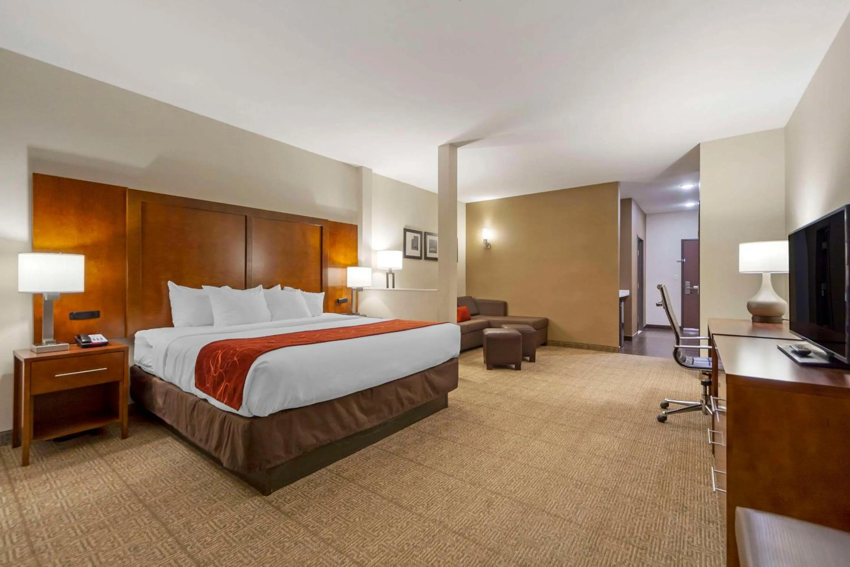 Bedroom, Bed in Comfort Suites