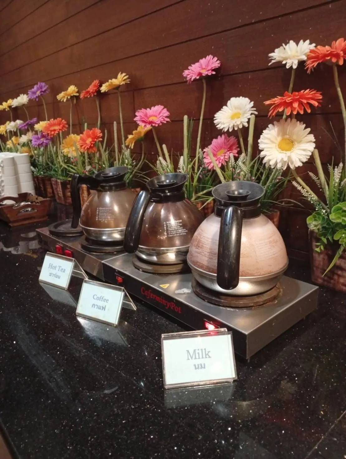 Restaurant/places to eat in Aiyaree Place Hotel SHA PLUS