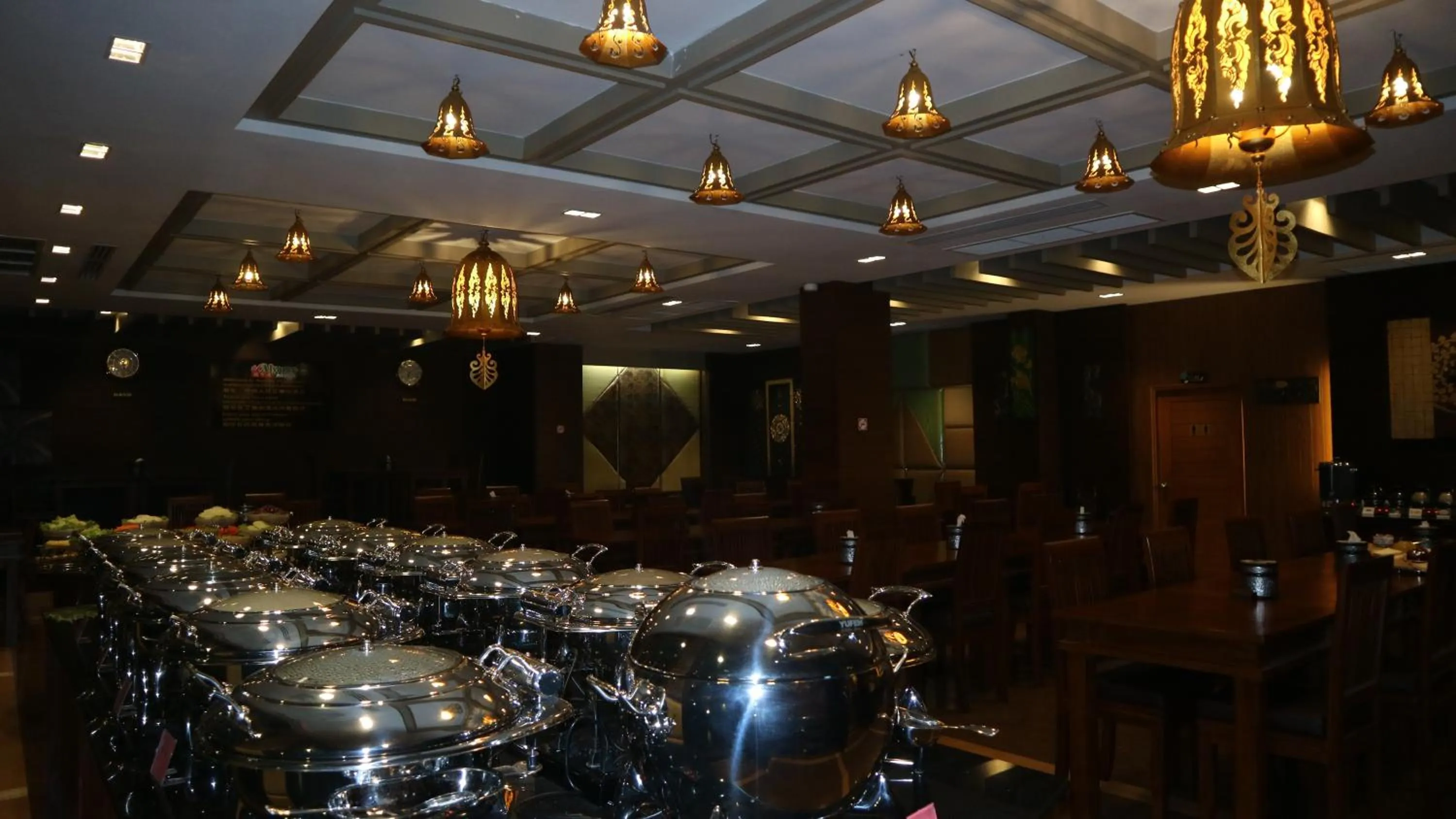 Restaurant/places to eat in Aiyaree Place Hotel SHA PLUS