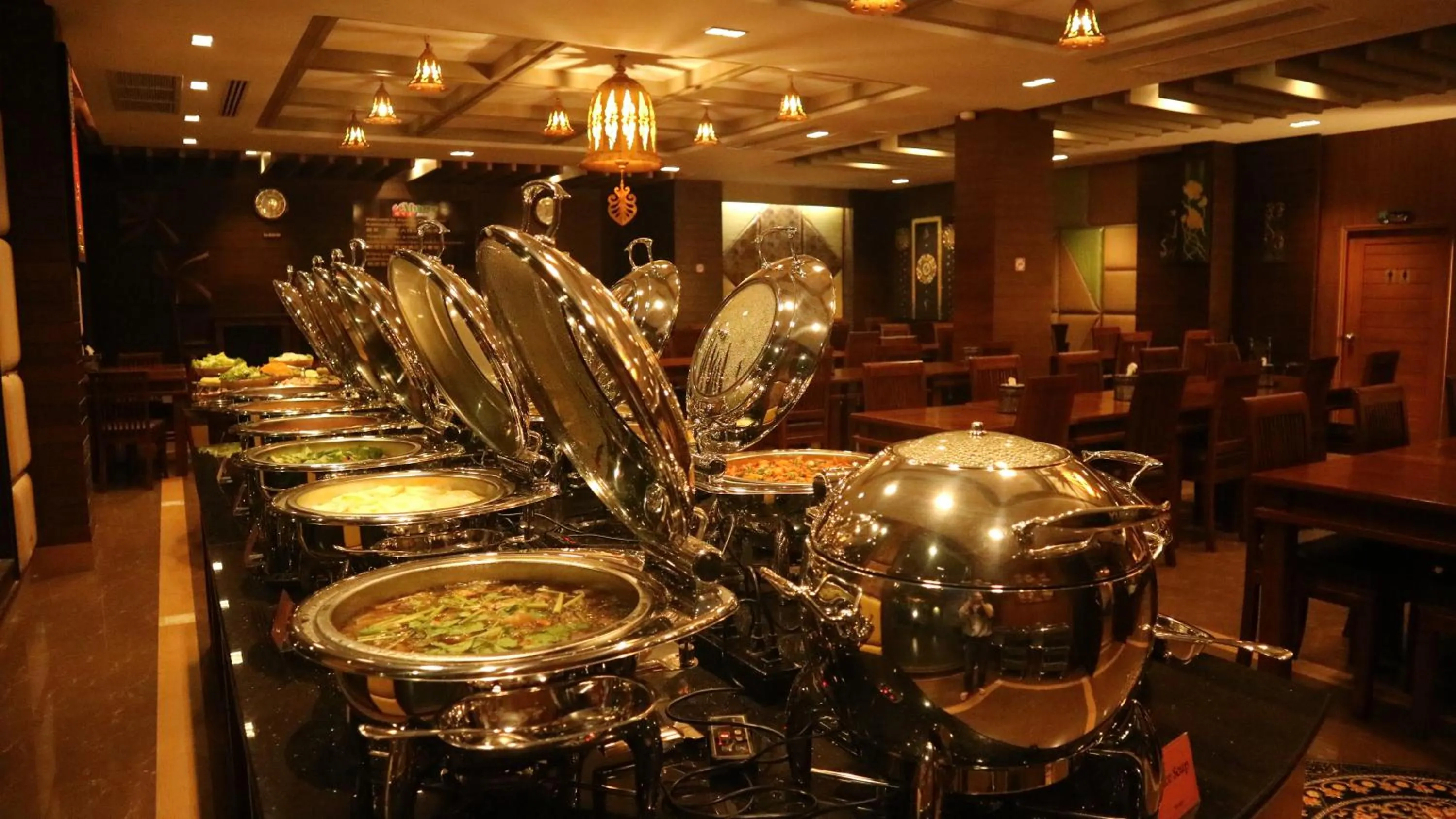 Restaurant/places to eat in Aiyaree Place Hotel SHA PLUS