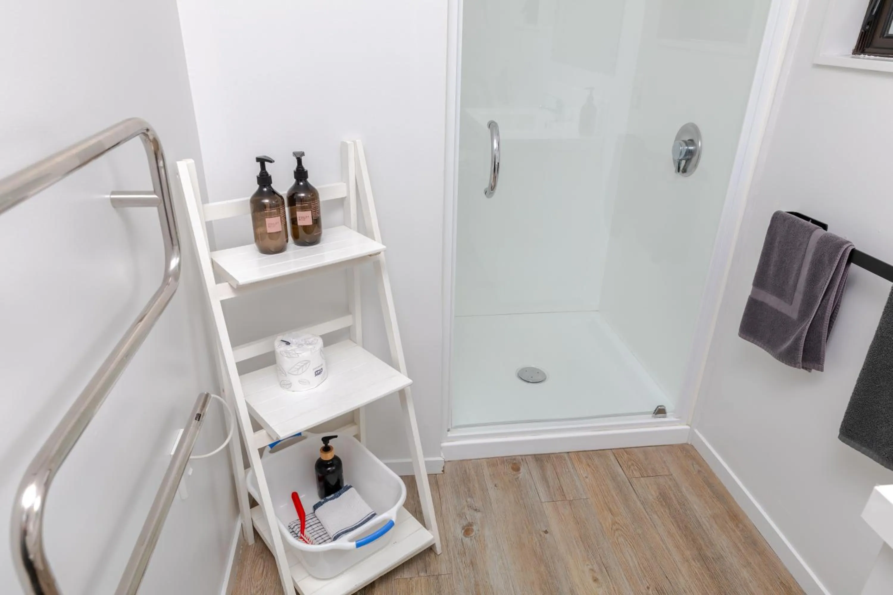 Shower in Amber Court Motel Nelson