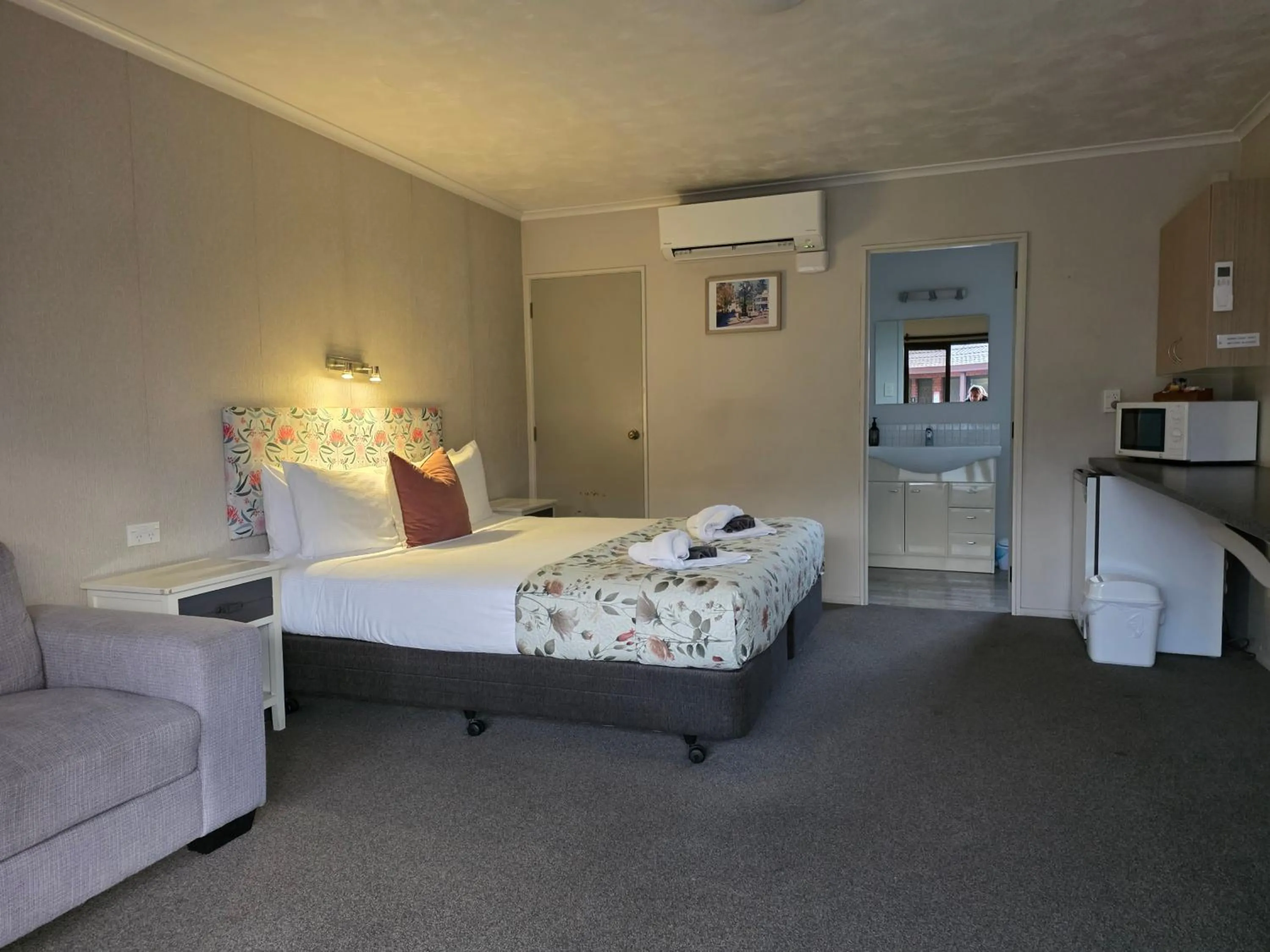 Bathroom, Bed in Amber Court Motel Nelson
