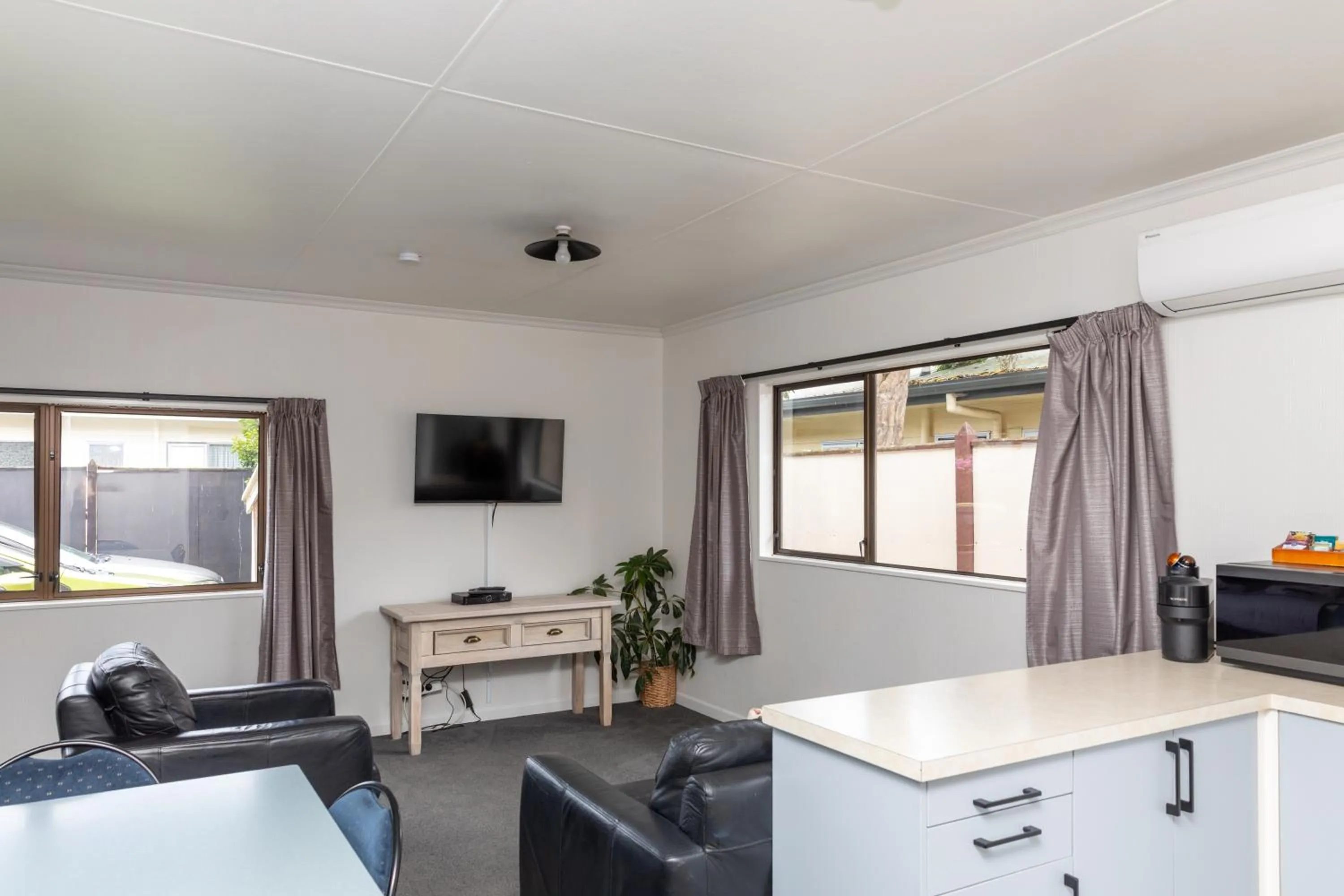 Communal lounge/ TV room in Amber Court Motel Nelson