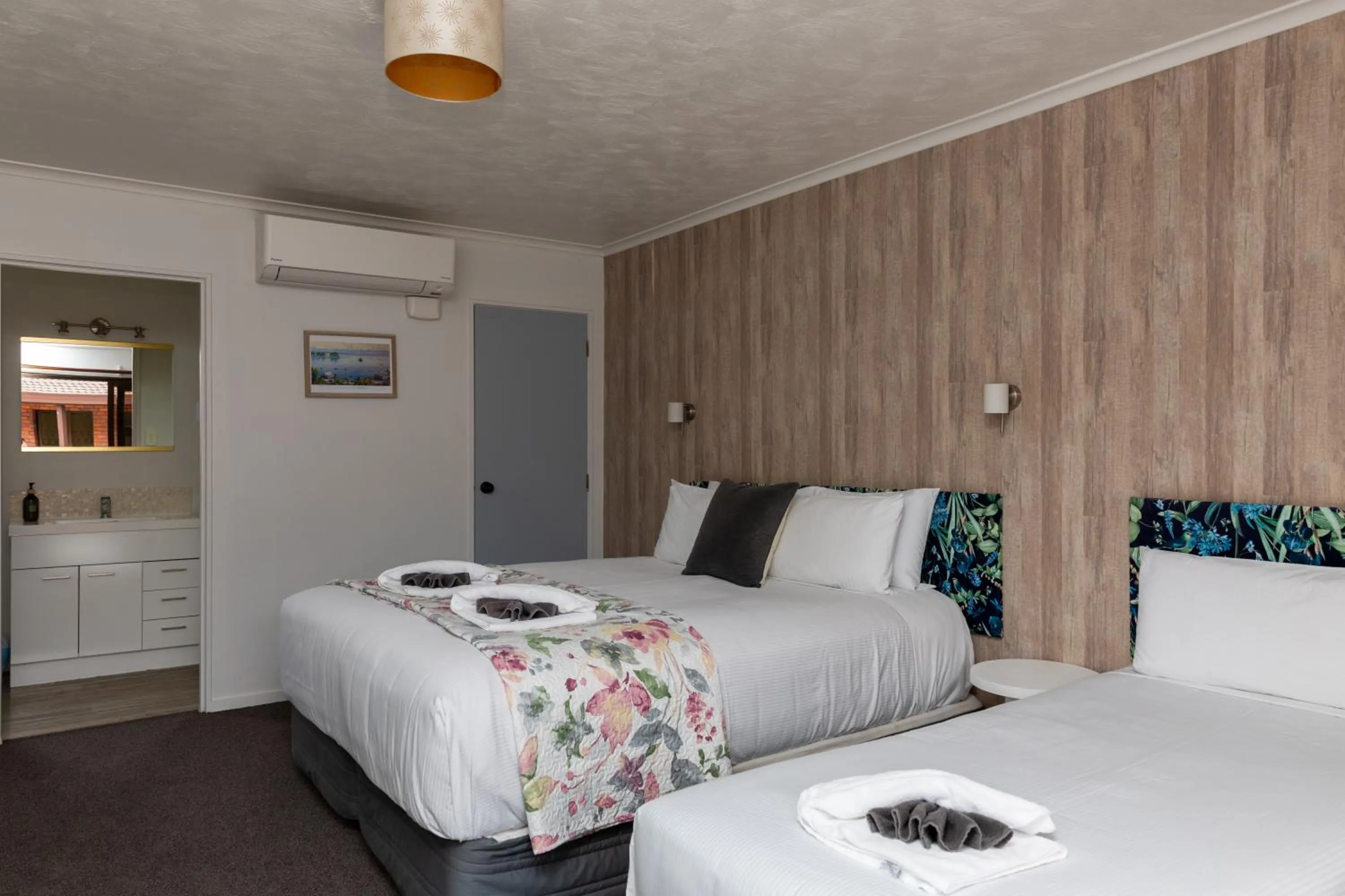 Bed in Amber Court Motel Nelson