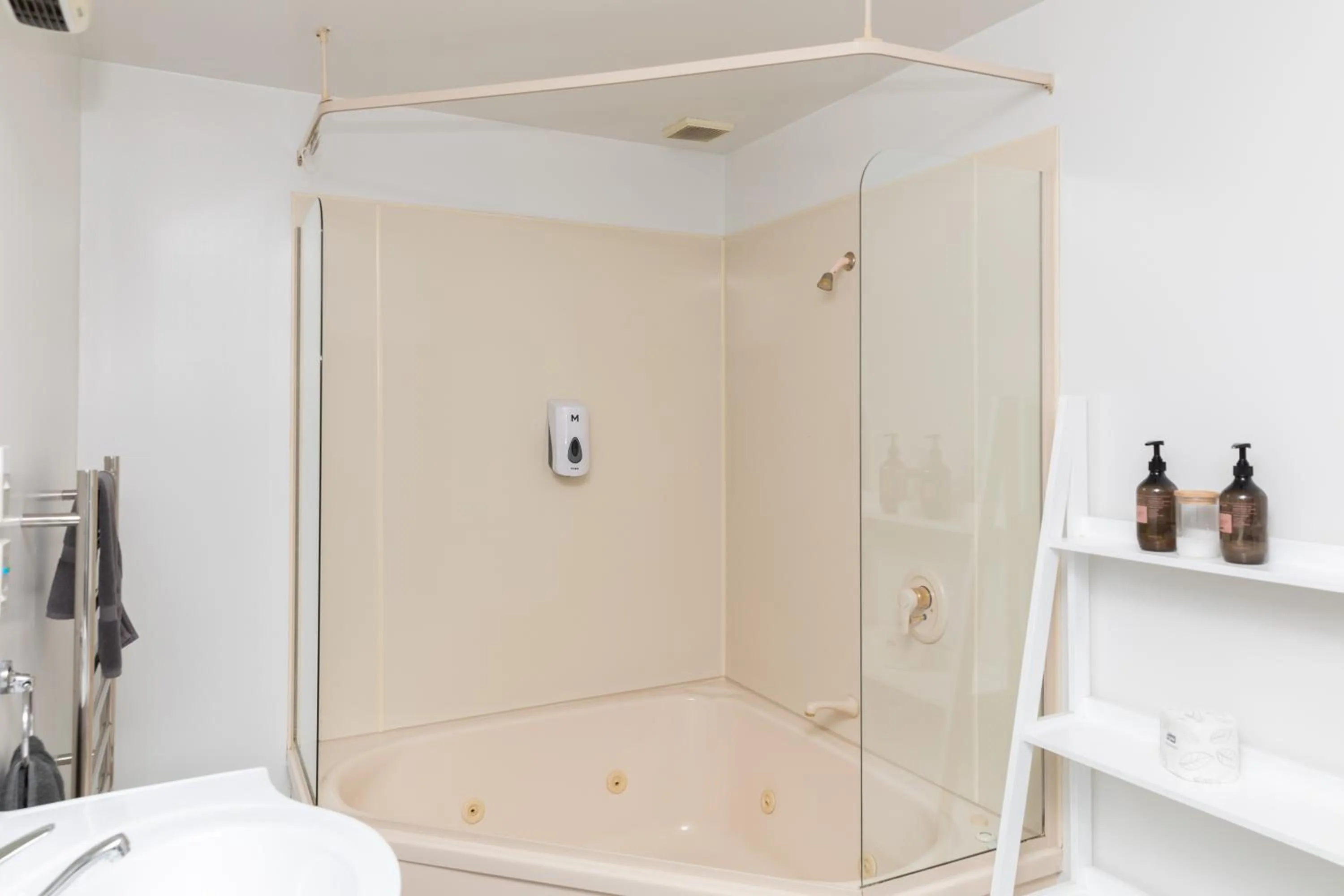 Shower in Amber Court Motel Nelson